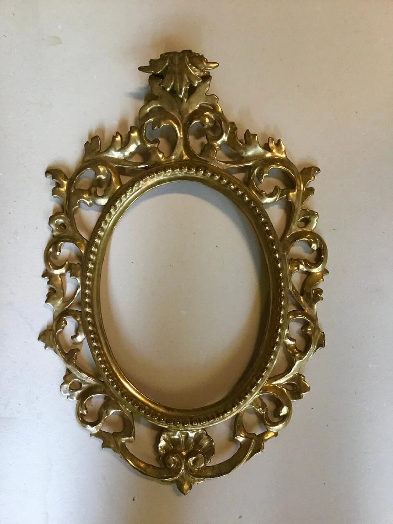 Oval carved and gilded wood frame, second half of the 19th century 1