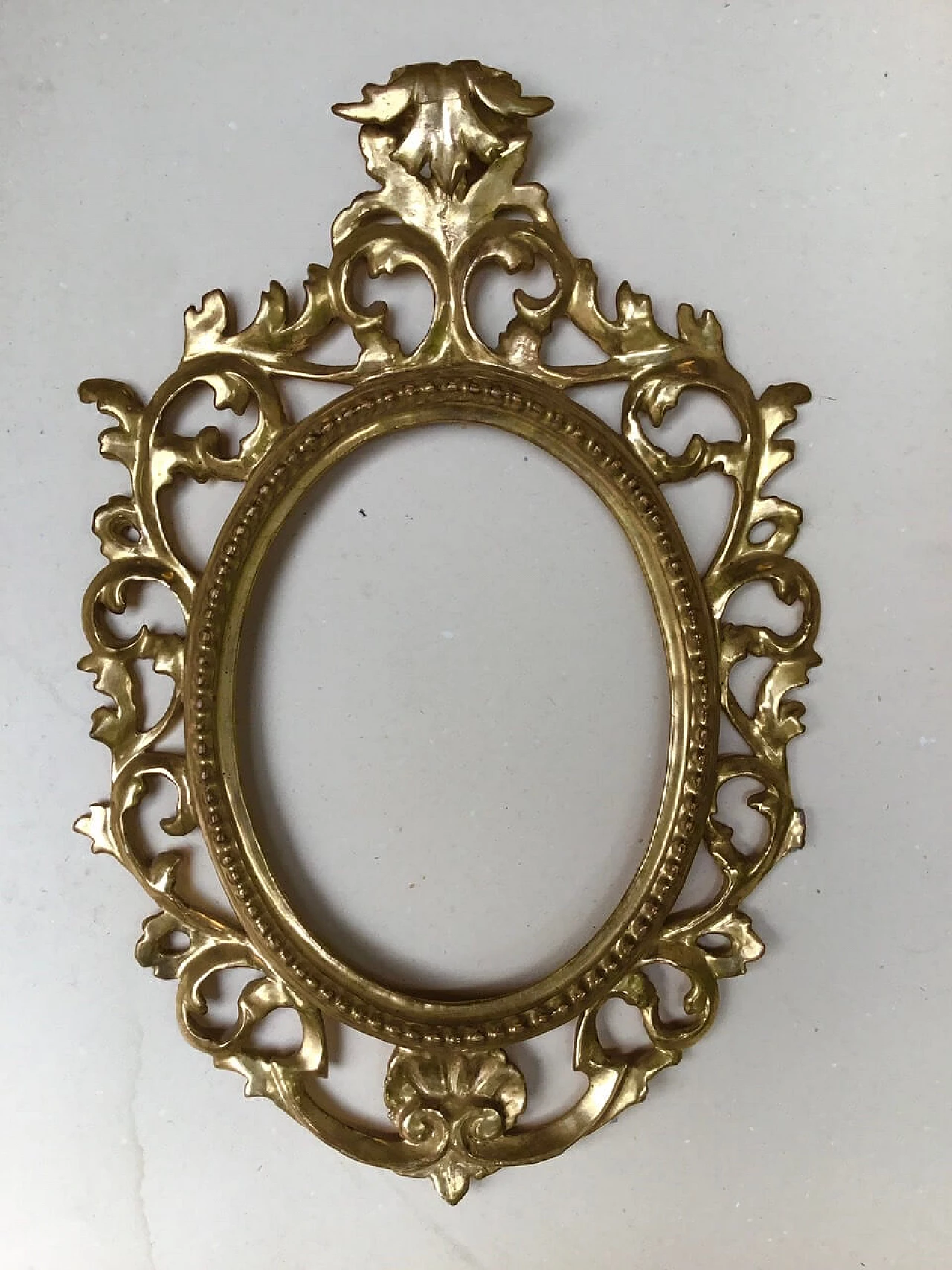 Oval carved and gilded wood frame, second half of the 19th century 2