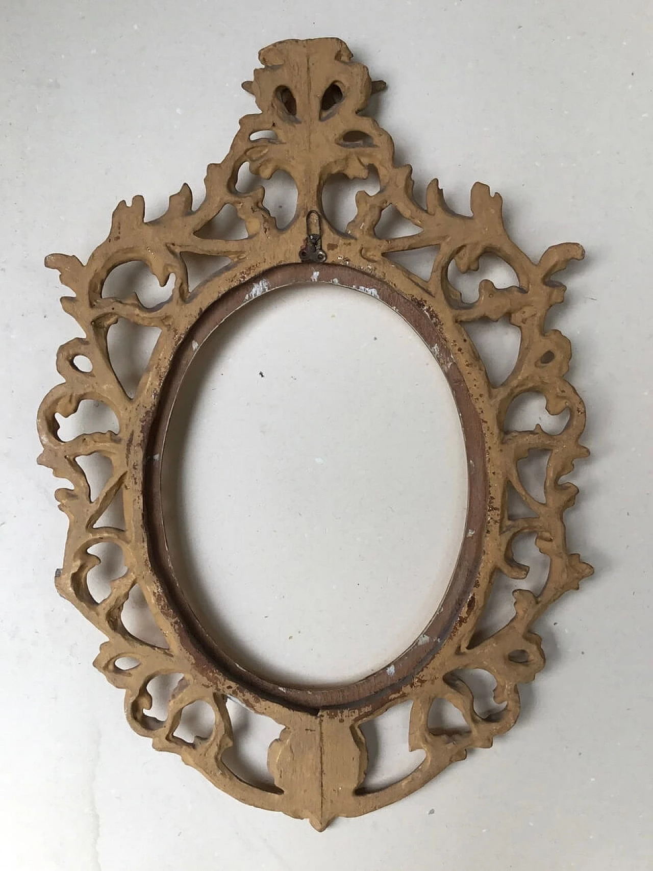 Oval carved and gilded wood frame, second half of the 19th century 3