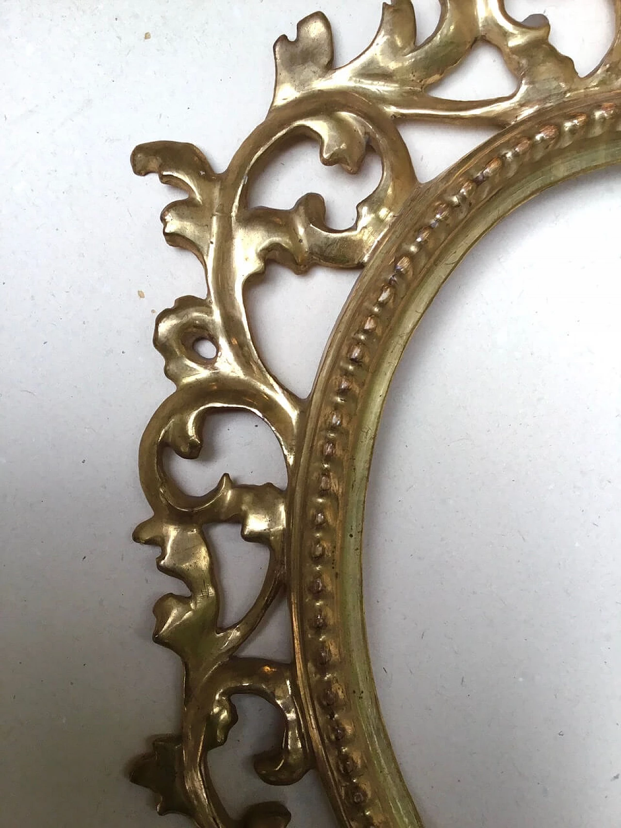 Oval carved and gilded wood frame, second half of the 19th century 4
