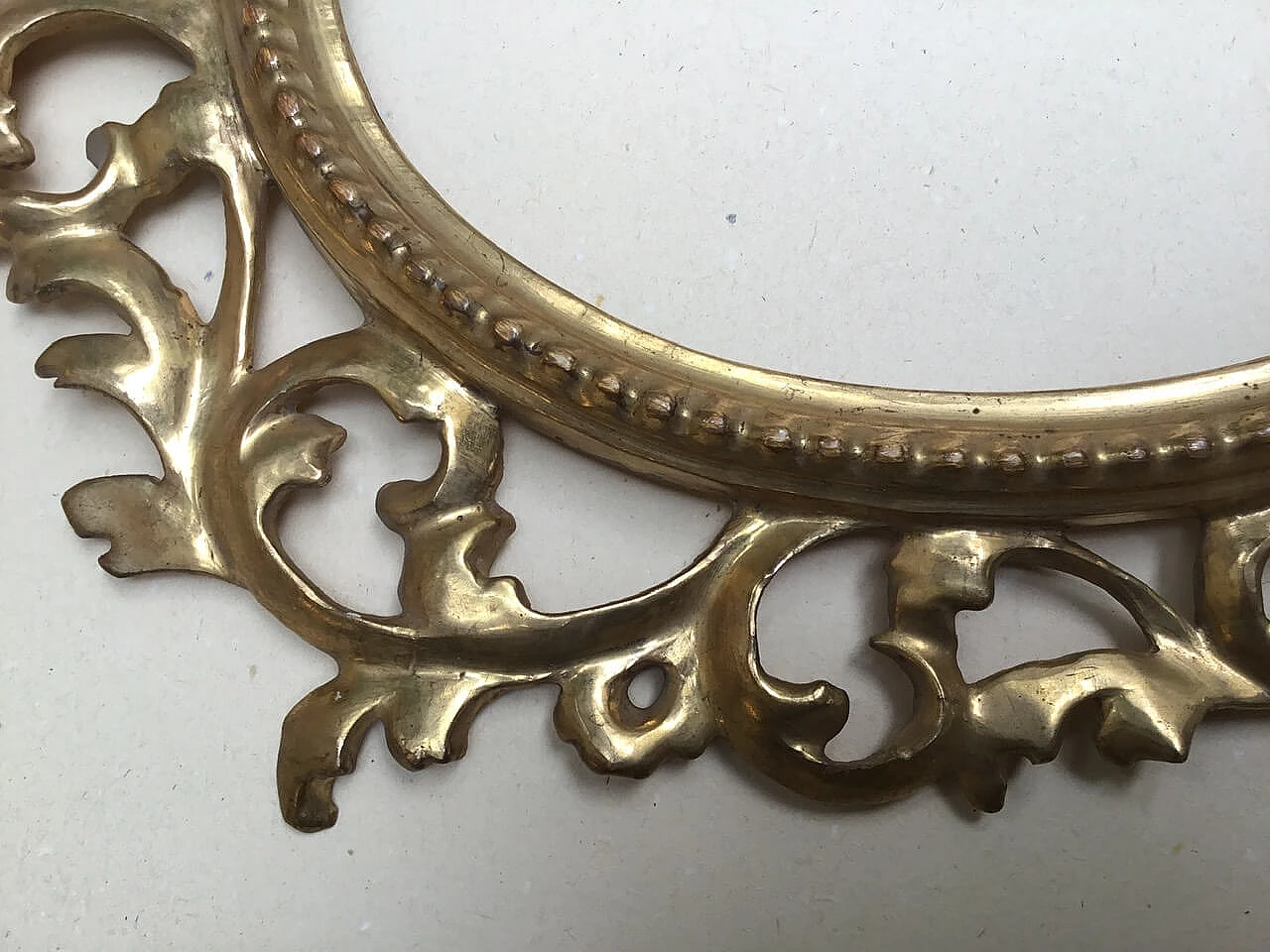 Oval carved and gilded wood frame, second half of the 19th century 5