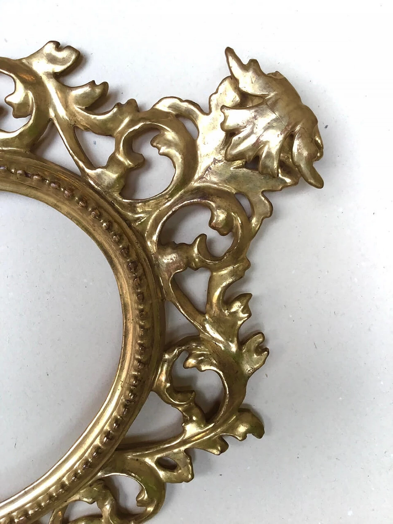 Oval carved and gilded wood frame, second half of the 19th century 6