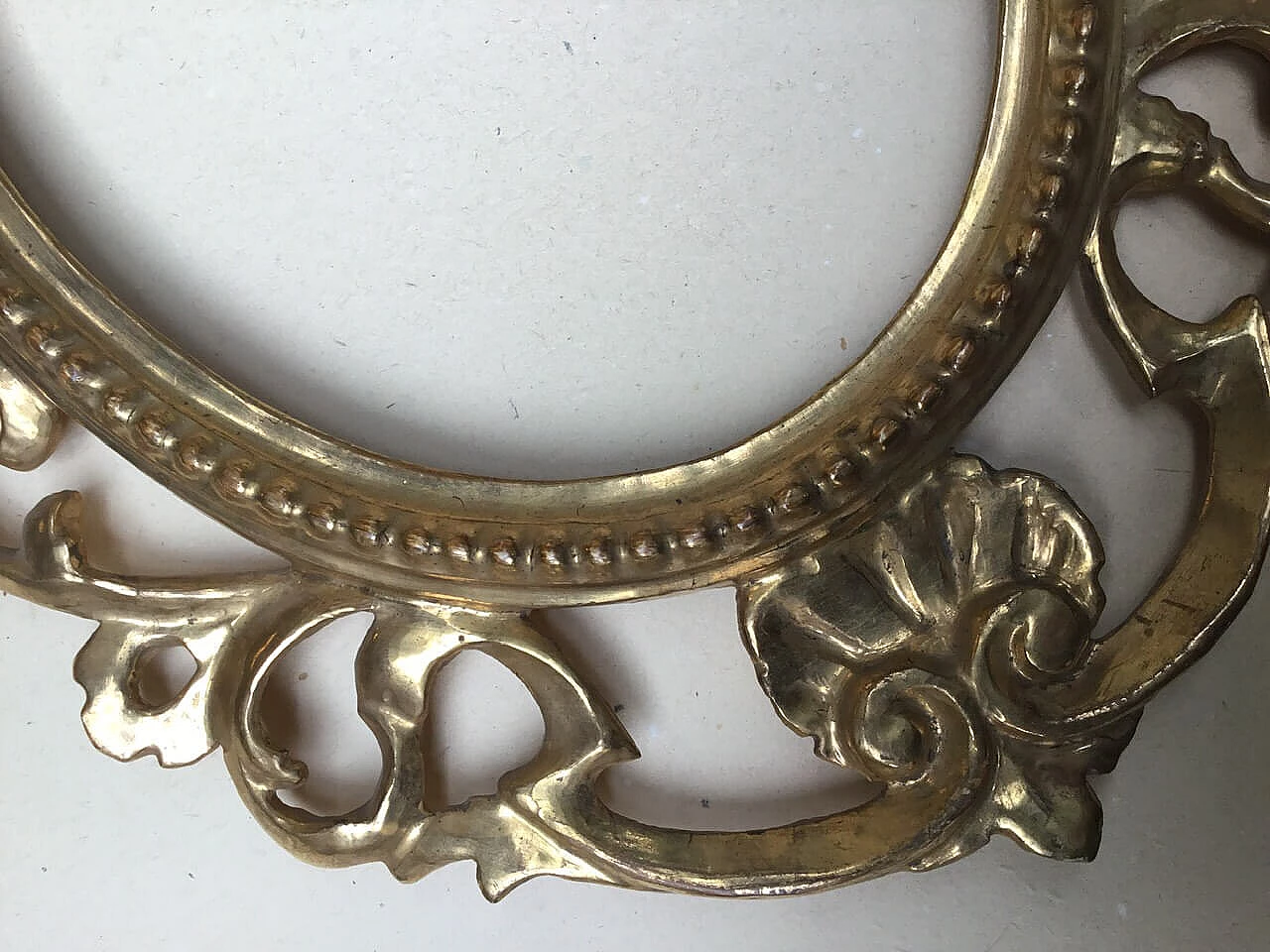 Oval carved and gilded wood frame, second half of the 19th century 7