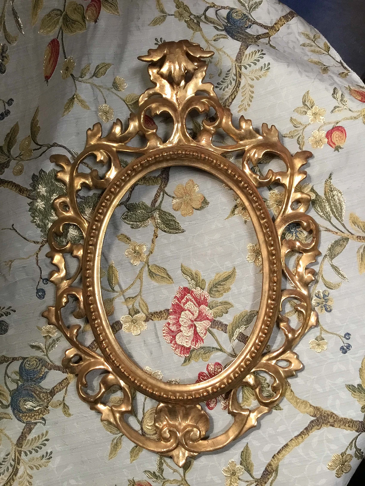 Oval carved and gilded wood frame, second half of the 19th century 8