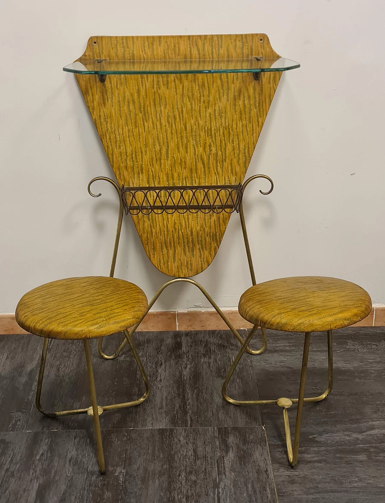 Consolle in ottone, skai e vetro con coppia di sgabelli, anni '70 1