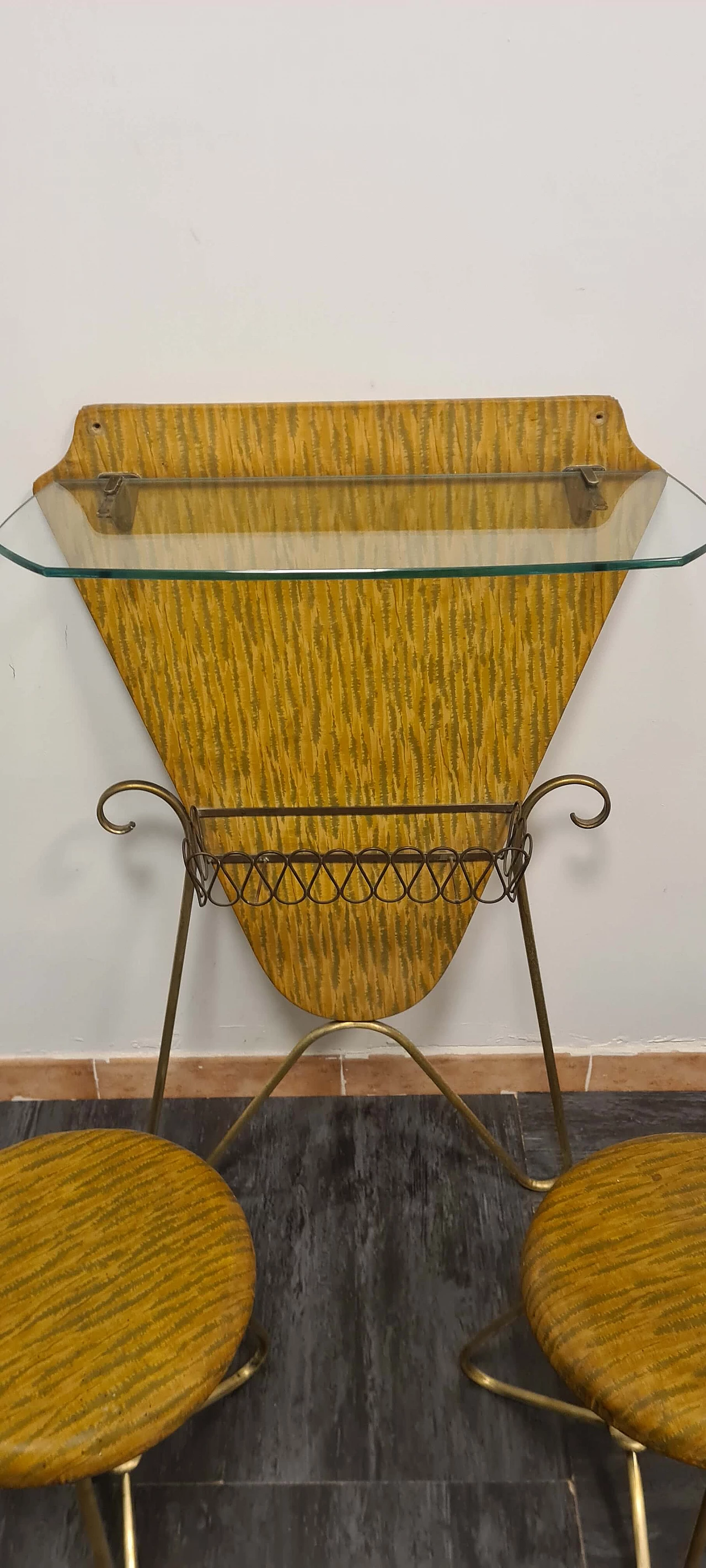 Consolle in ottone, skai e vetro con coppia di sgabelli, anni '70 3