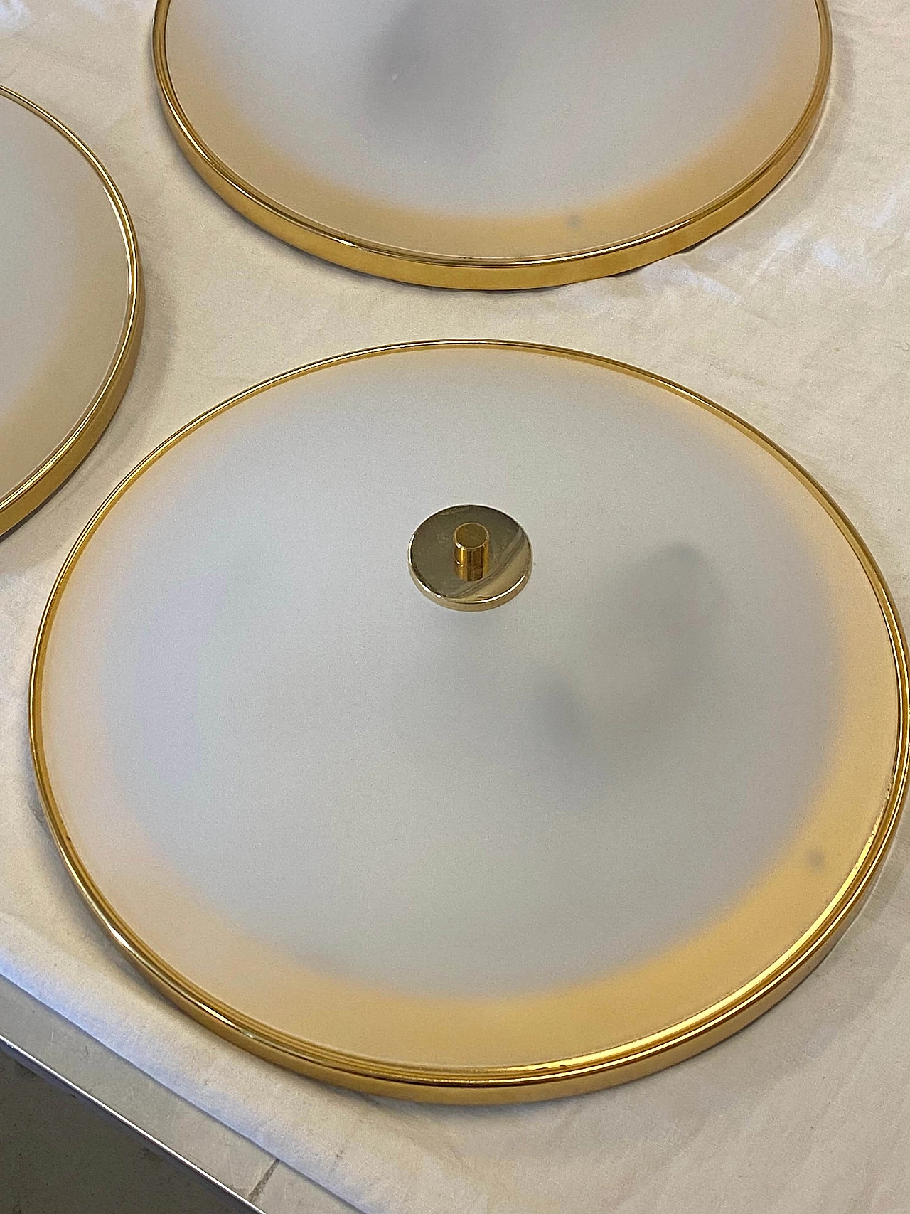 3 Plafoniere in ottone e vetro satinato, anni '80 7