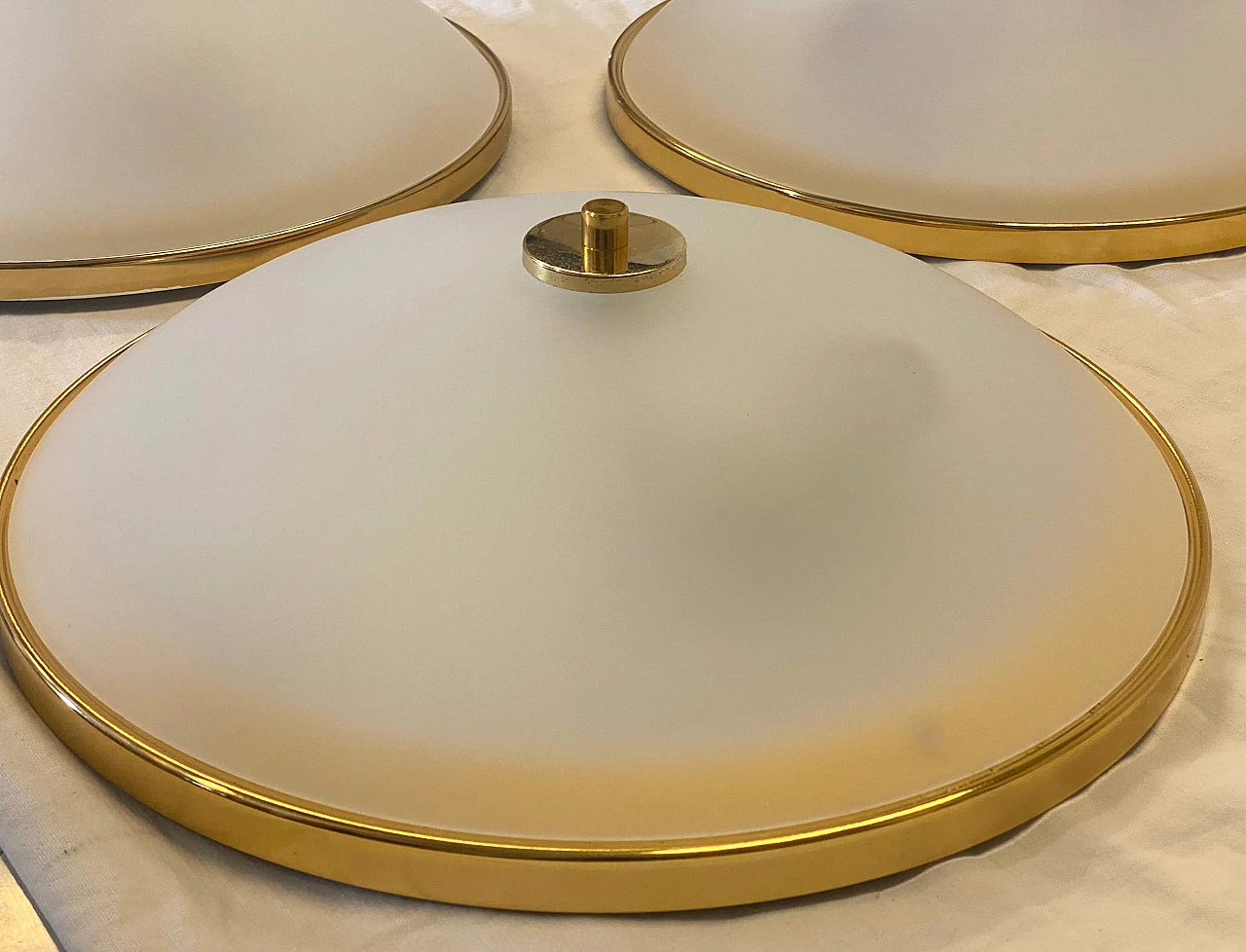 3 Plafoniere in ottone e vetro satinato, anni '80 9