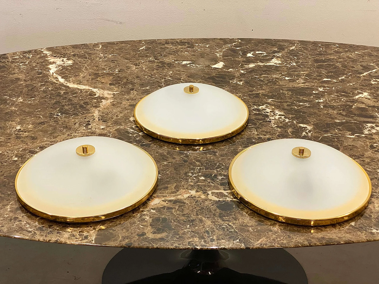 3 Plafoniere in ottone e vetro satinato, anni '80 11