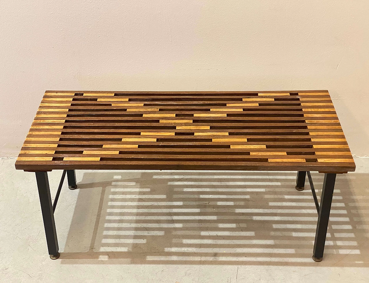 Panchetta con struttura in ferro laccato nero e seduta in teak, anni '60 1