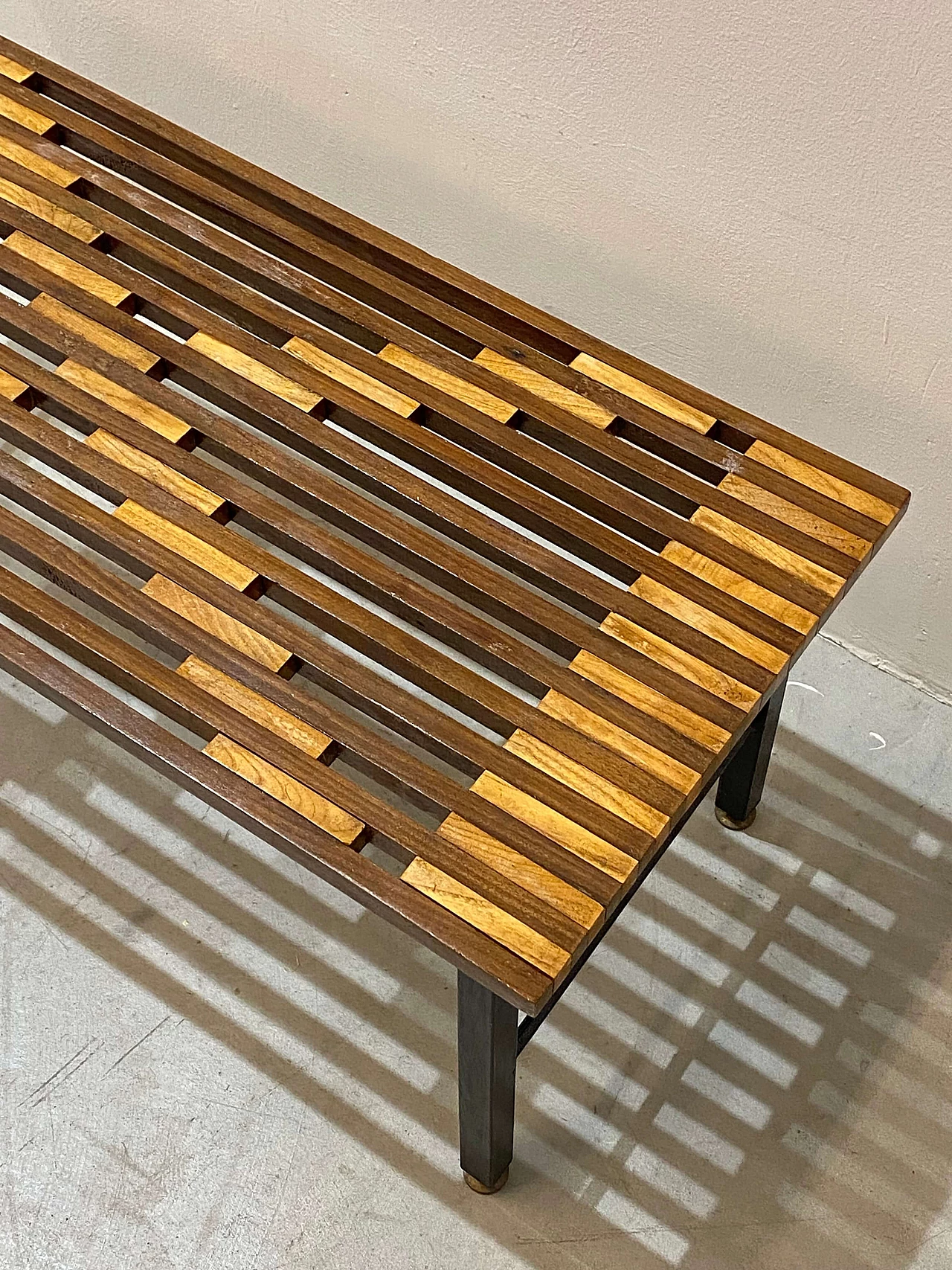 Panchetta con struttura in ferro laccato nero e seduta in teak, anni '60 2