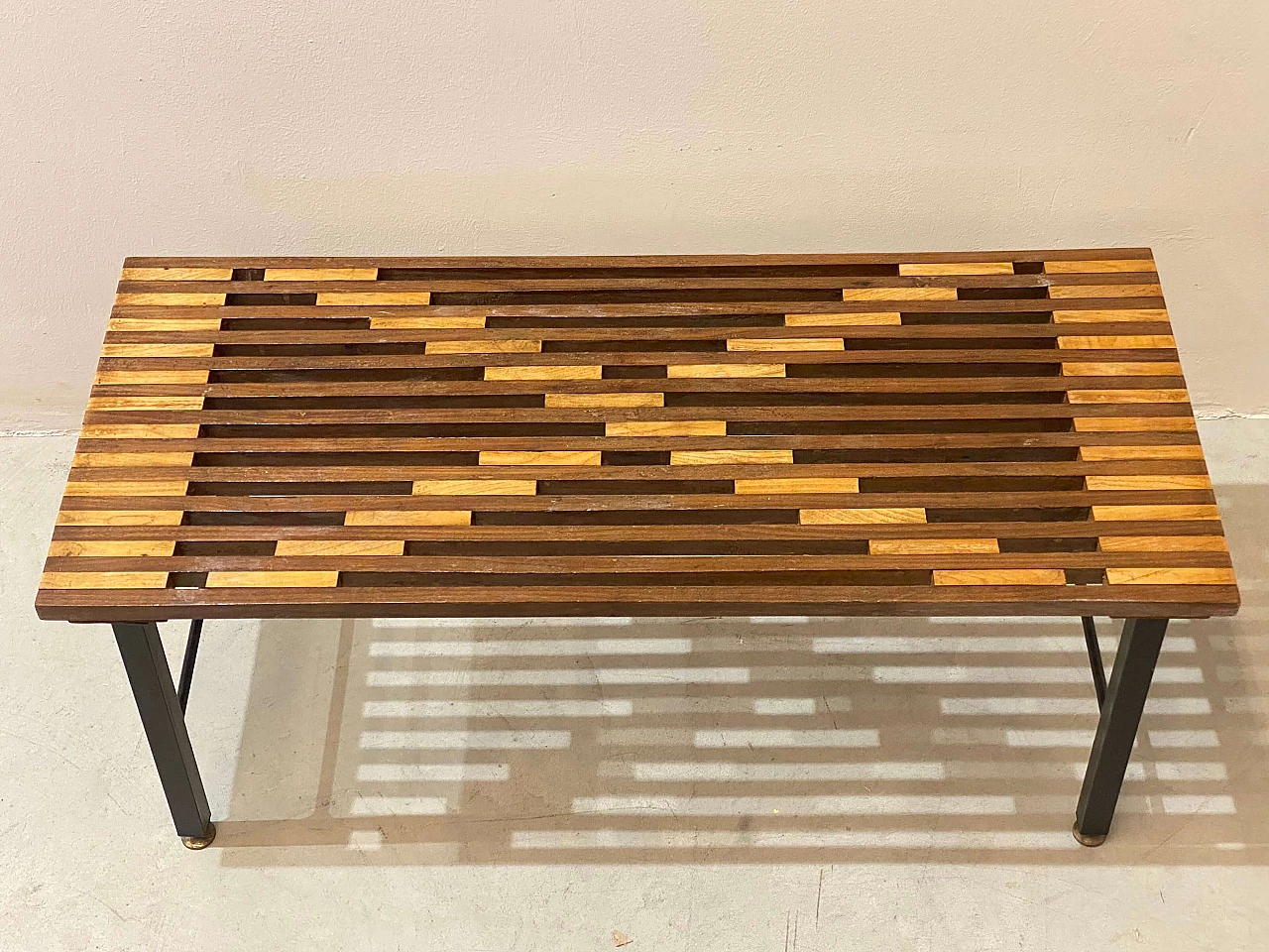 Panchetta con struttura in ferro laccato nero e seduta in teak, anni '60 3