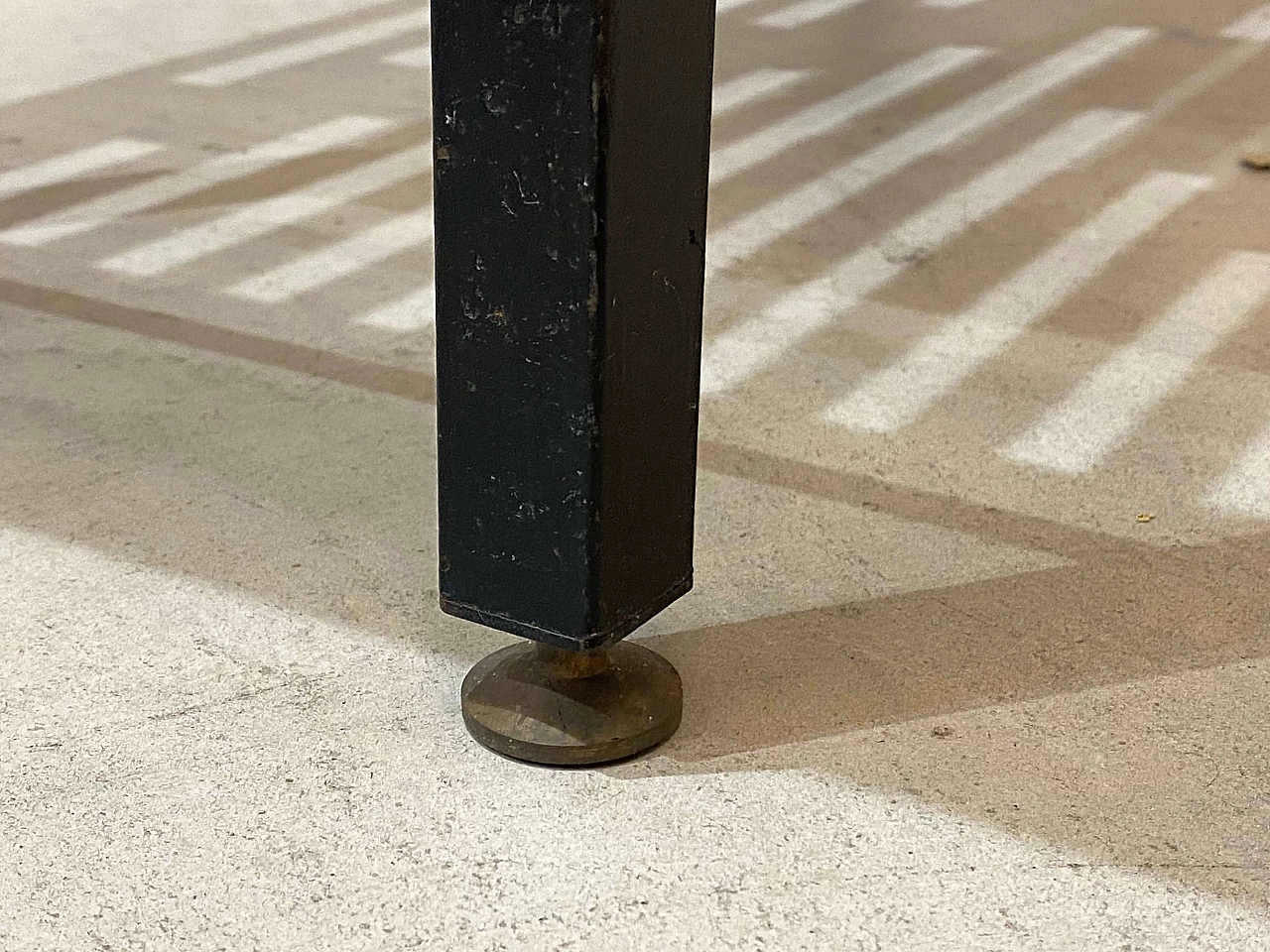 Panchetta con struttura in ferro laccato nero e seduta in teak, anni '60 8