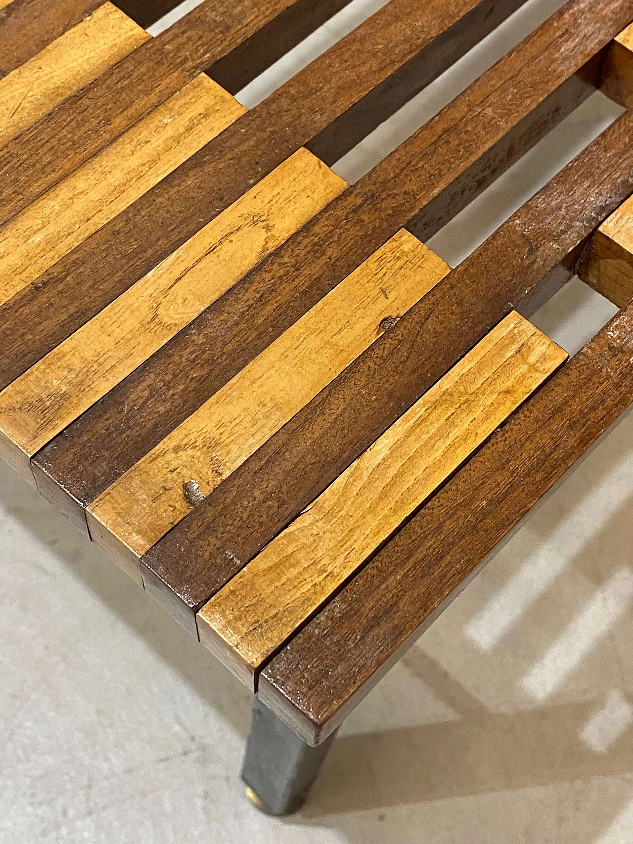 Panchetta con struttura in ferro laccato nero e seduta in teak, anni '60 9