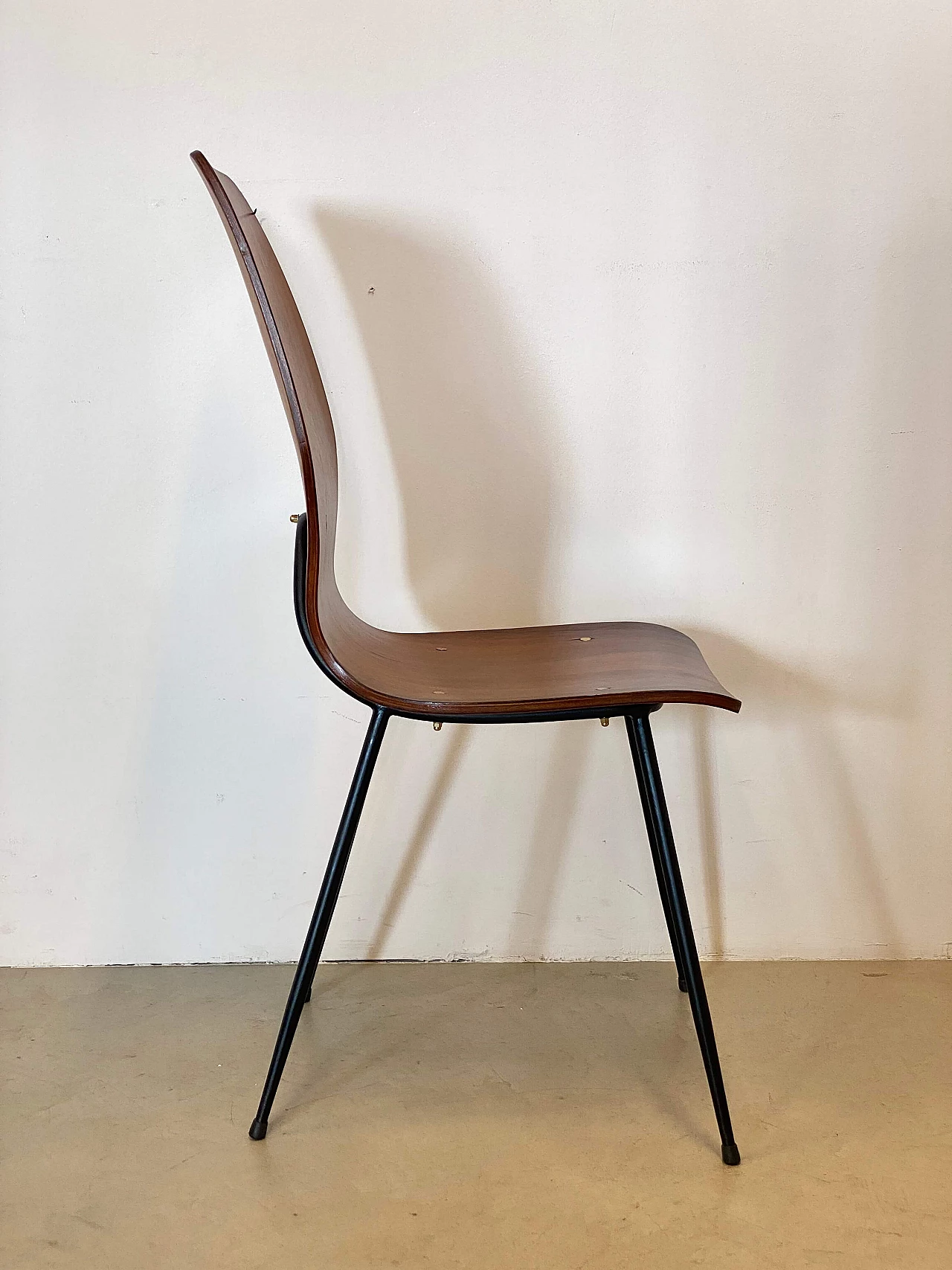 6 Bent plywood chairs with iron frame, 1960s 10