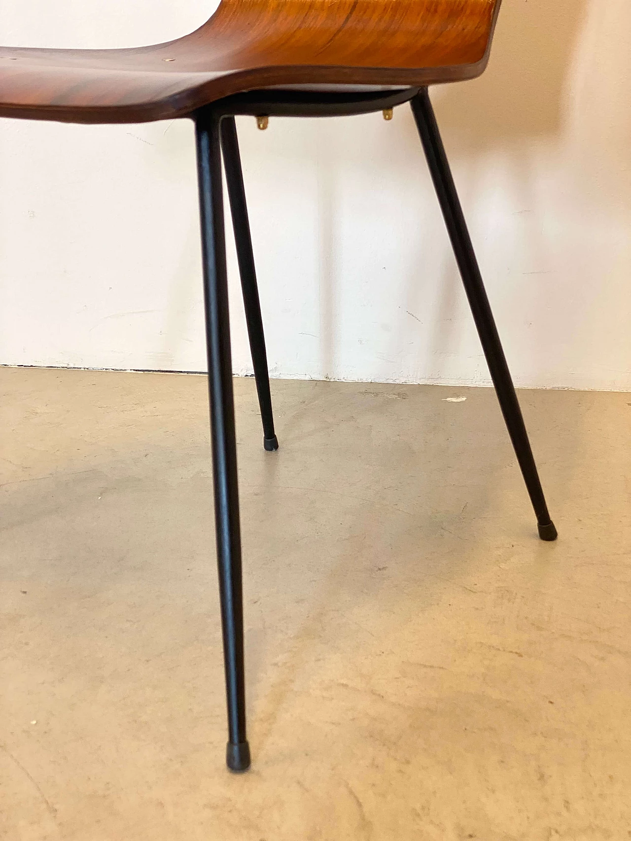 6 Bent plywood chairs with iron frame, 1960s 17