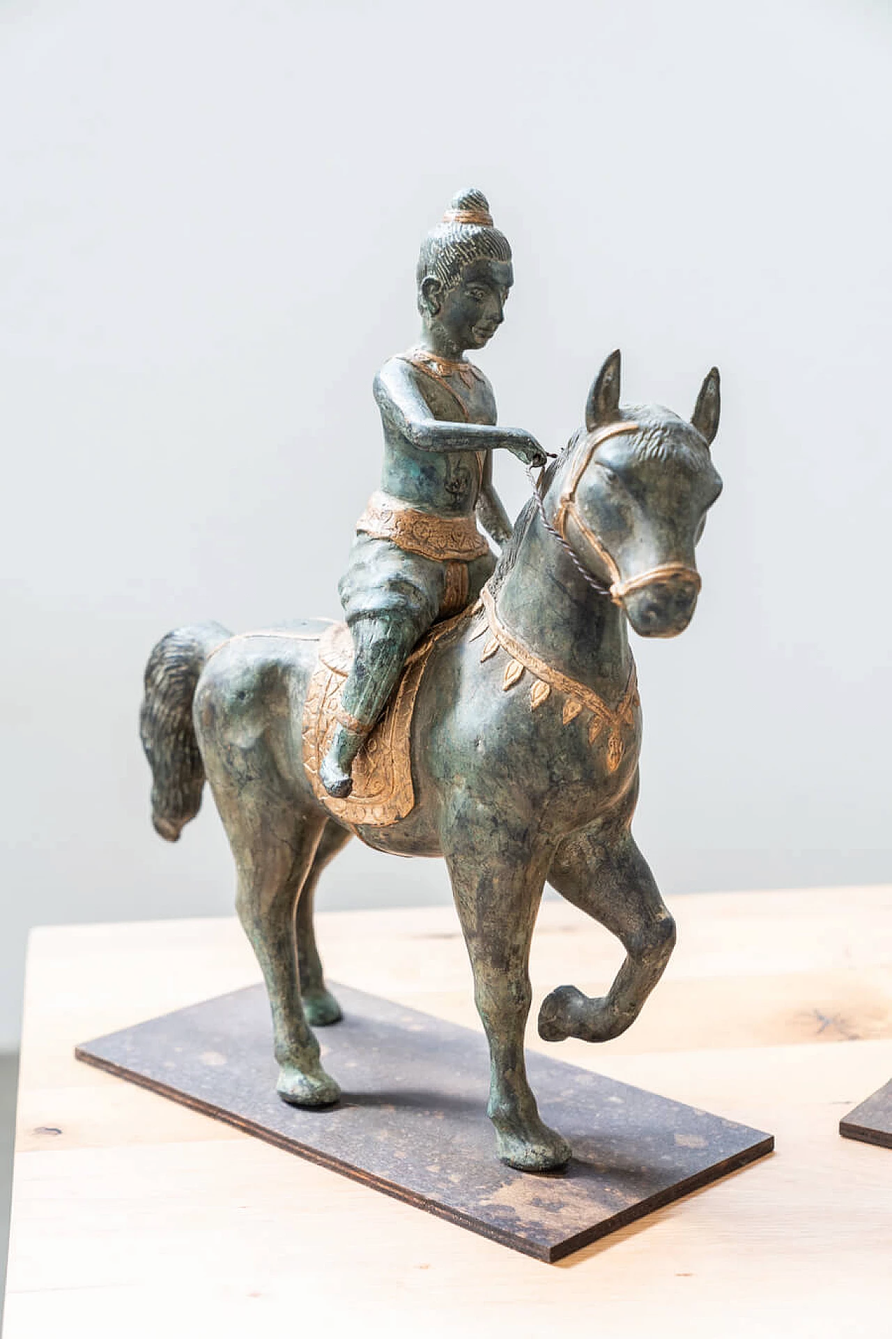 Coppia di sculture di cavalieri in bronzo, anni '30 2