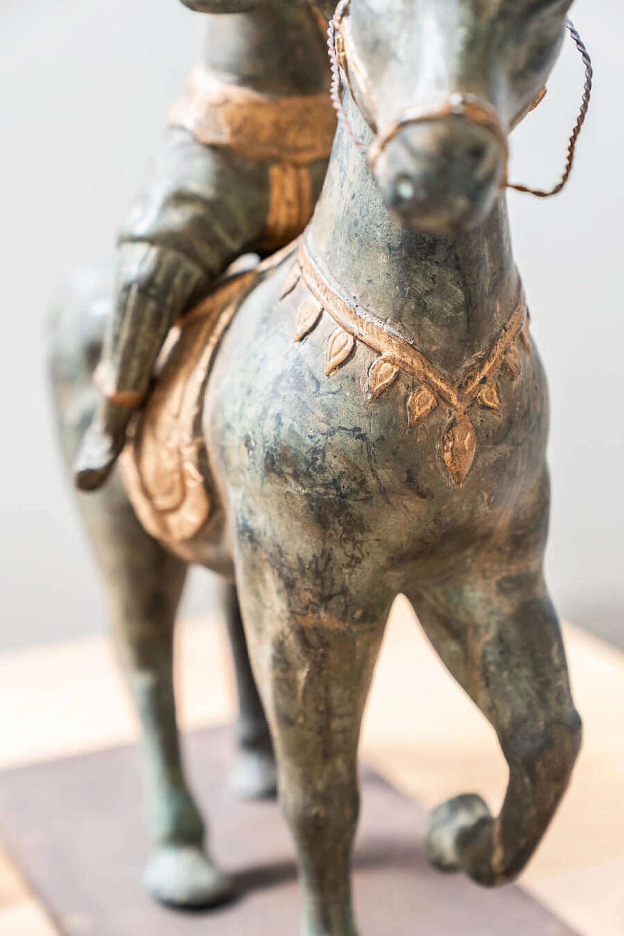 Coppia di sculture di cavalieri in bronzo, anni '30 7