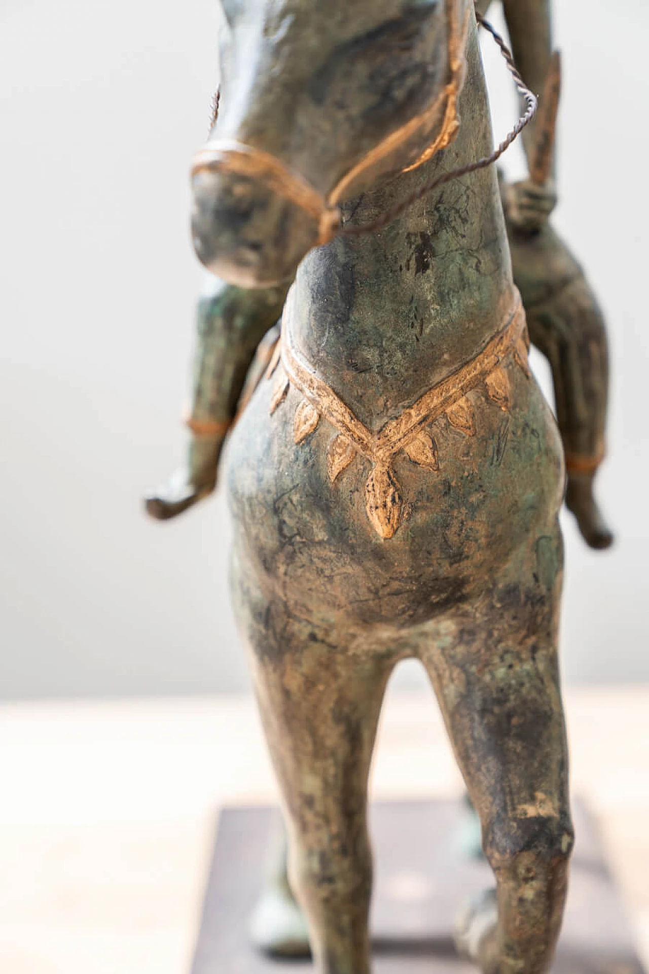 Coppia di sculture di cavalieri in bronzo, anni '30 8
