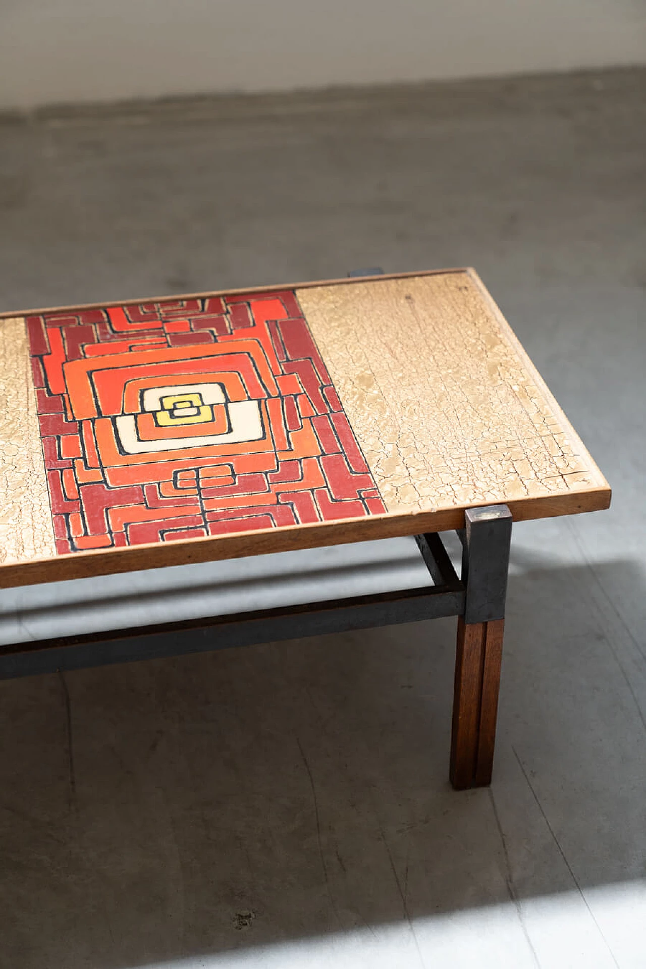 Tavolino in afrormosia, resina e craquelé dorato, anni '50 1372207