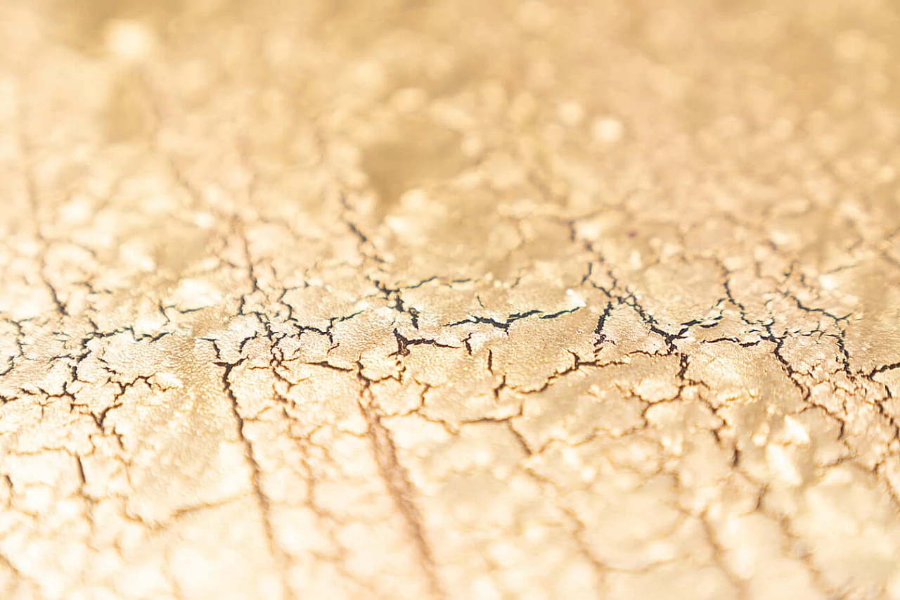 Tavolino in afrormosia, resina e craquelé dorato, anni '50 1372211