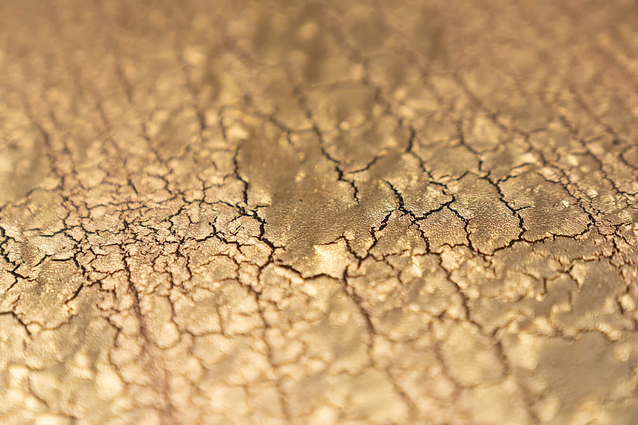 Tavolino in afrormosia, resina e craquelé dorato, anni '50 1372212