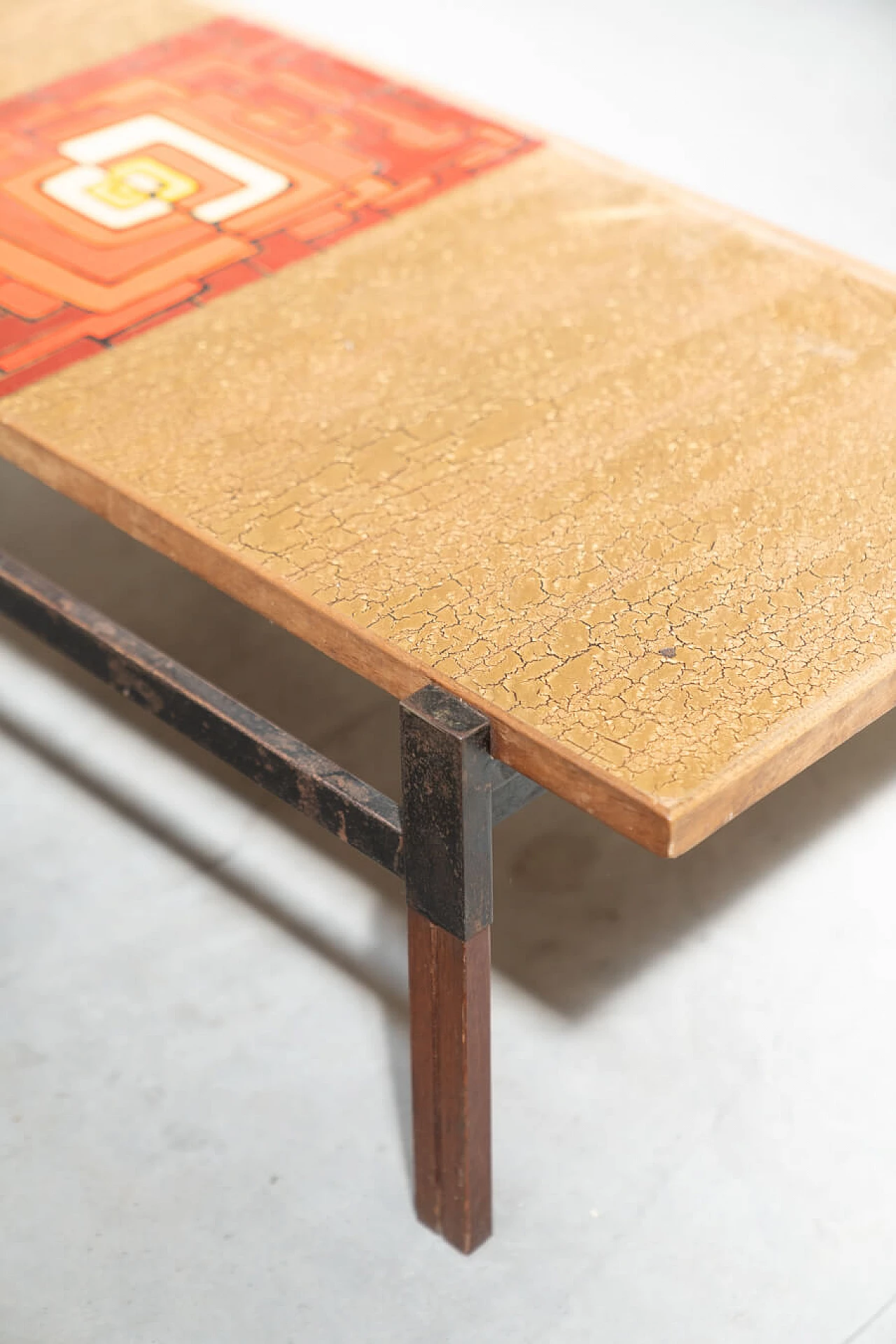 Tavolino in afrormosia, resina e craquelé dorato, anni '50 1372213