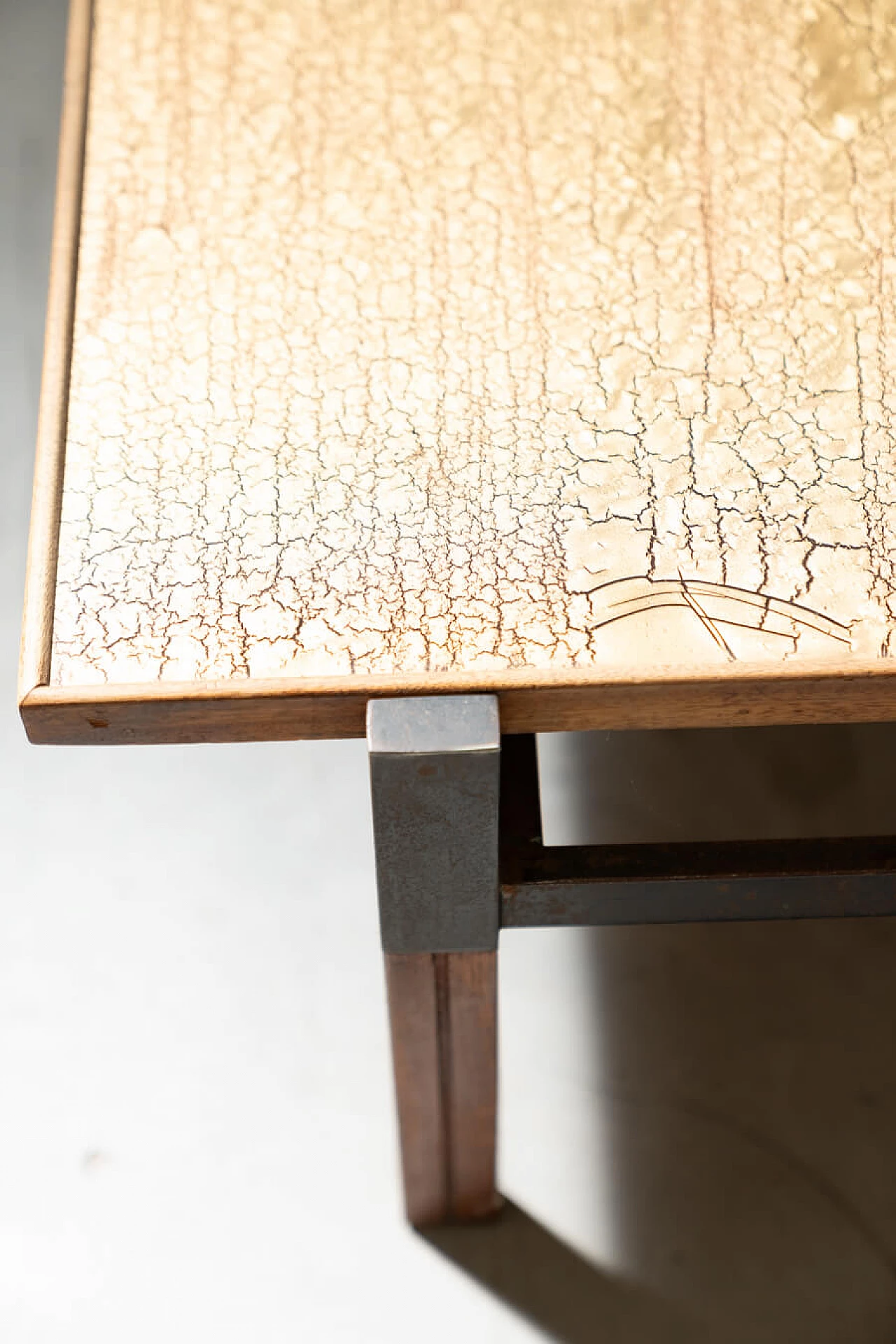 Tavolino in afrormosia, resina e craquelé dorato, anni '50 1372214