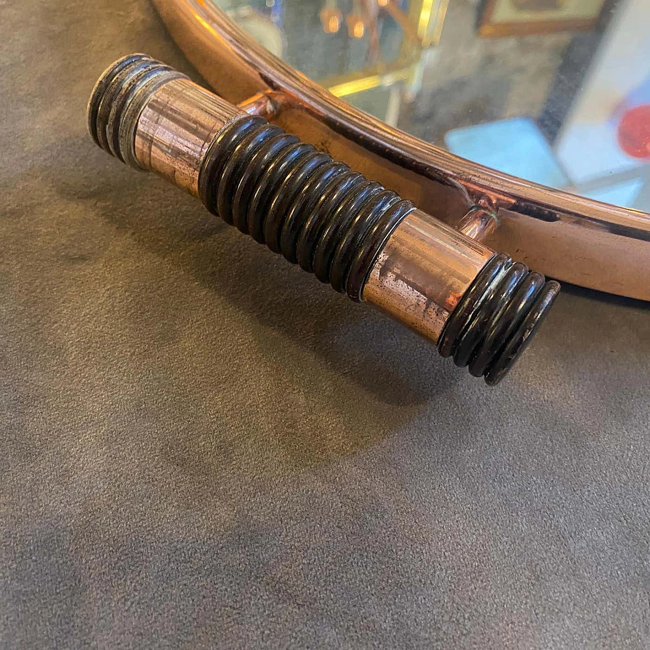 Vassoio rotondo Art Déco specchiato in rame con maniglie in ebano, anni '30 3