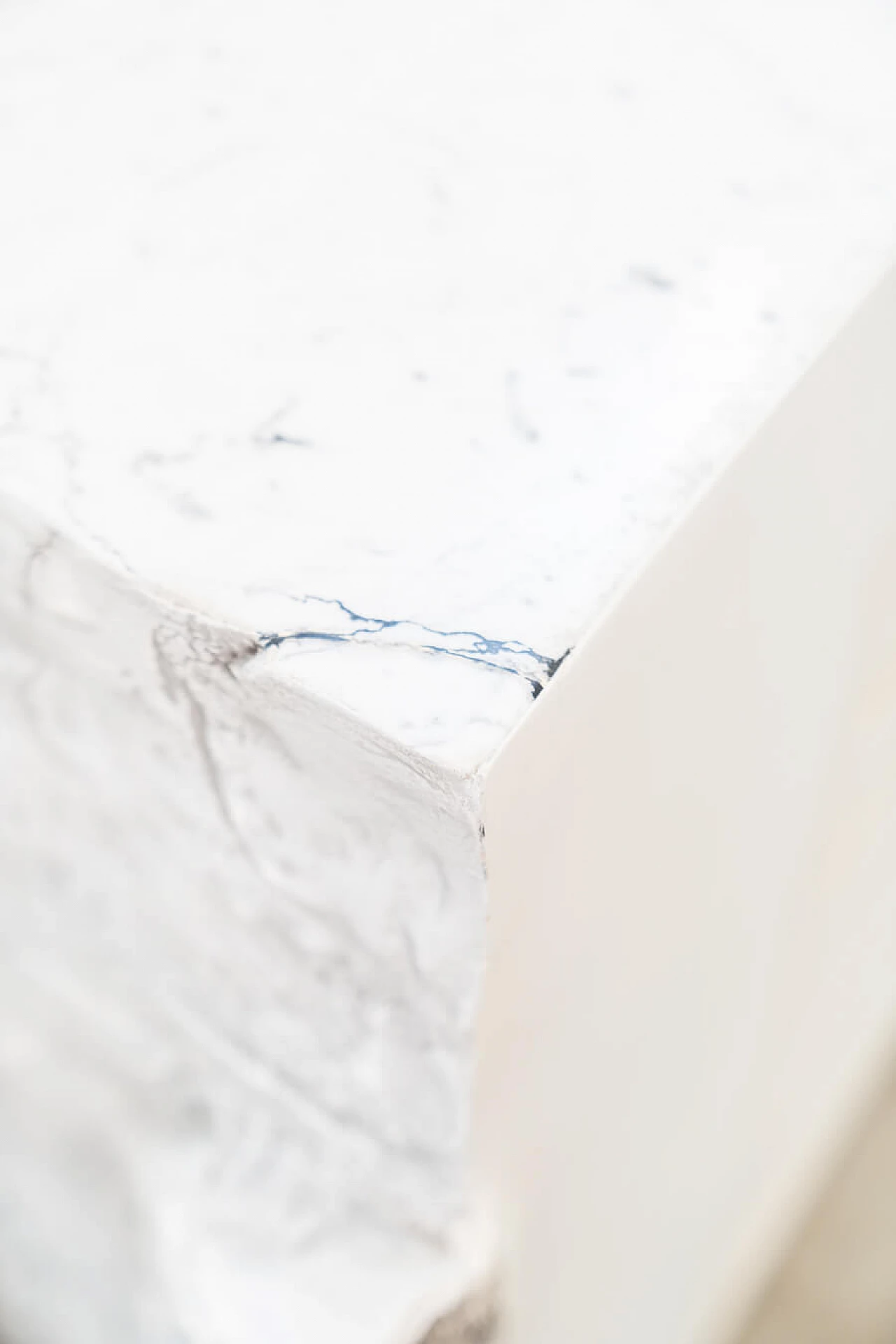 Scultura con cassetti in marmo di Carrara 22