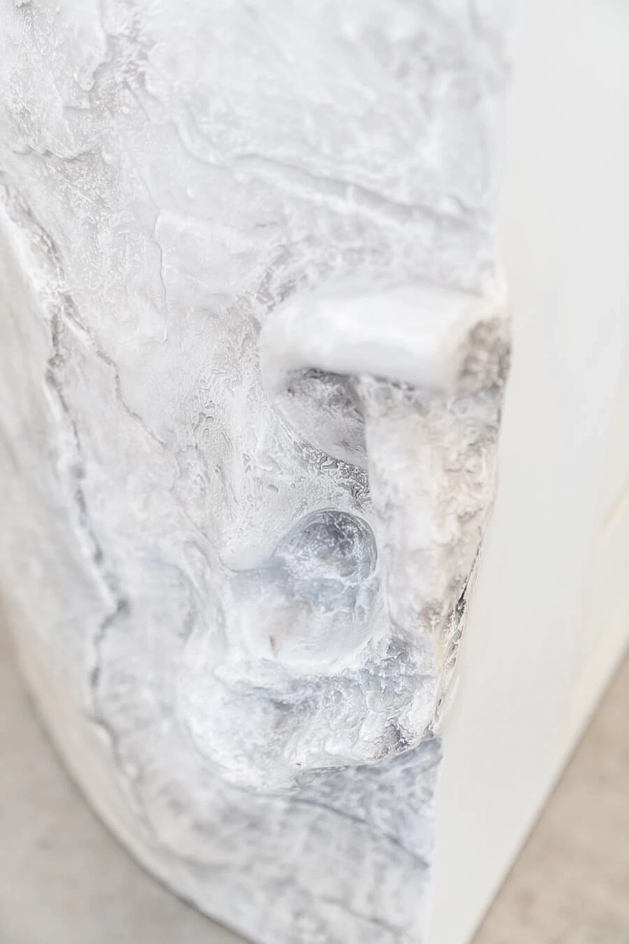 Scultura con cassetti in marmo di Carrara 23