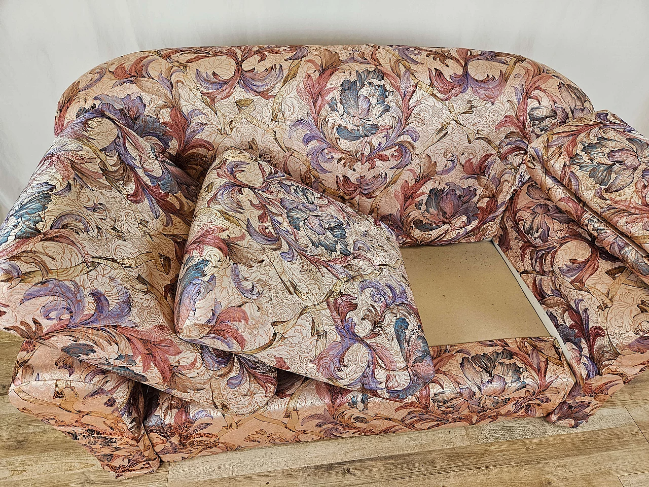 Floral two-seater sofa, 1970s 10