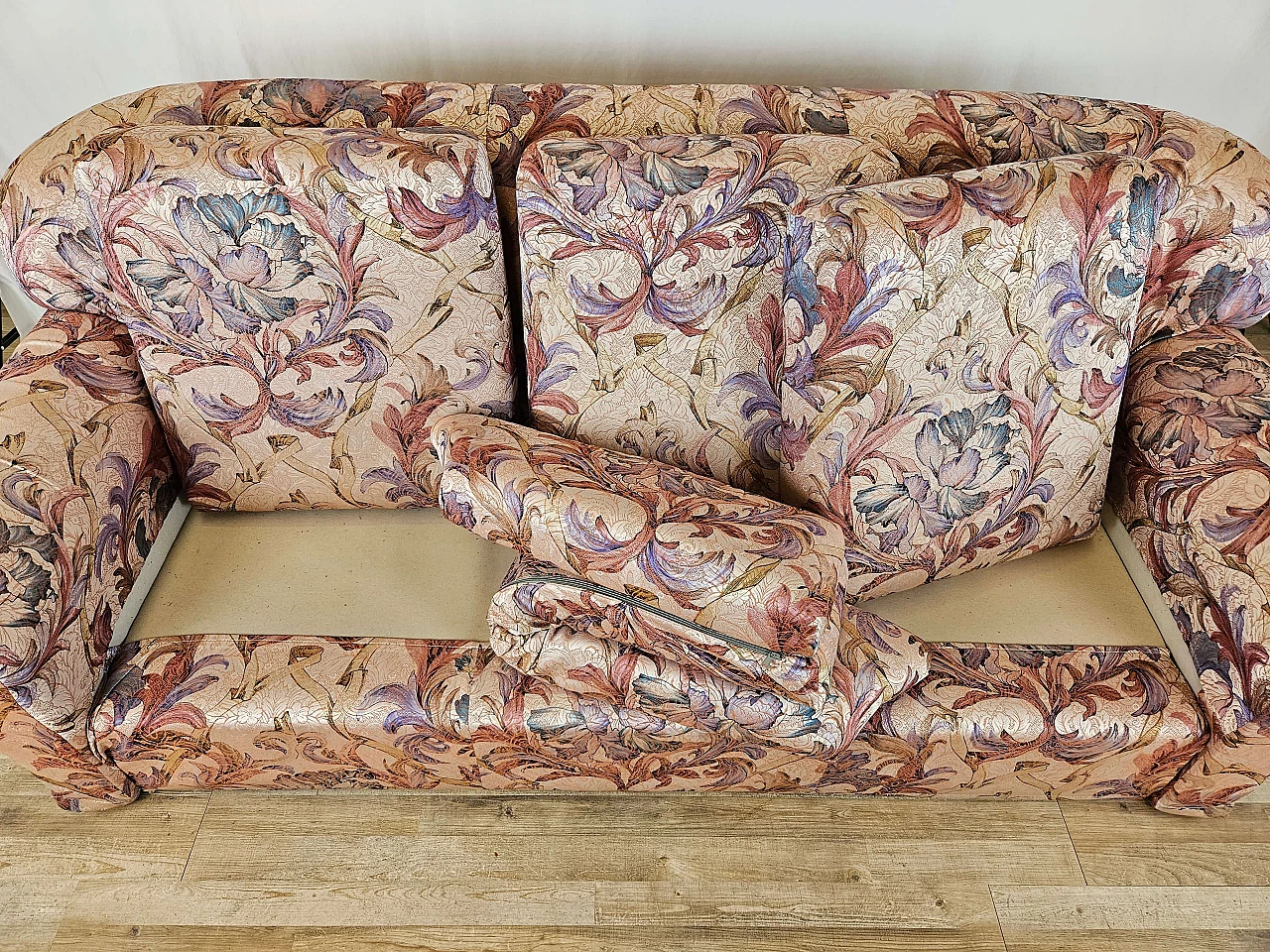 Three-seater sofa in floral pattern, 1970s 17