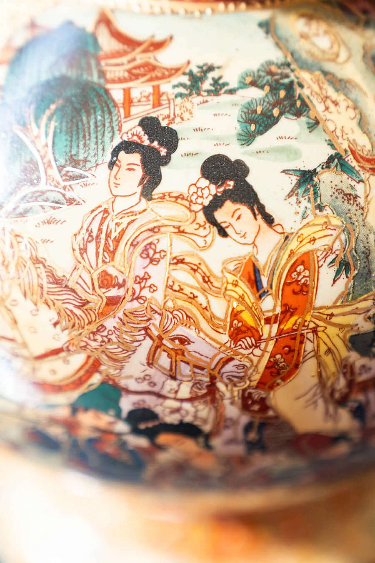Coppia di vasi cinesi in ceramica decorati a mano di Royal Satsuma, anni '60 4