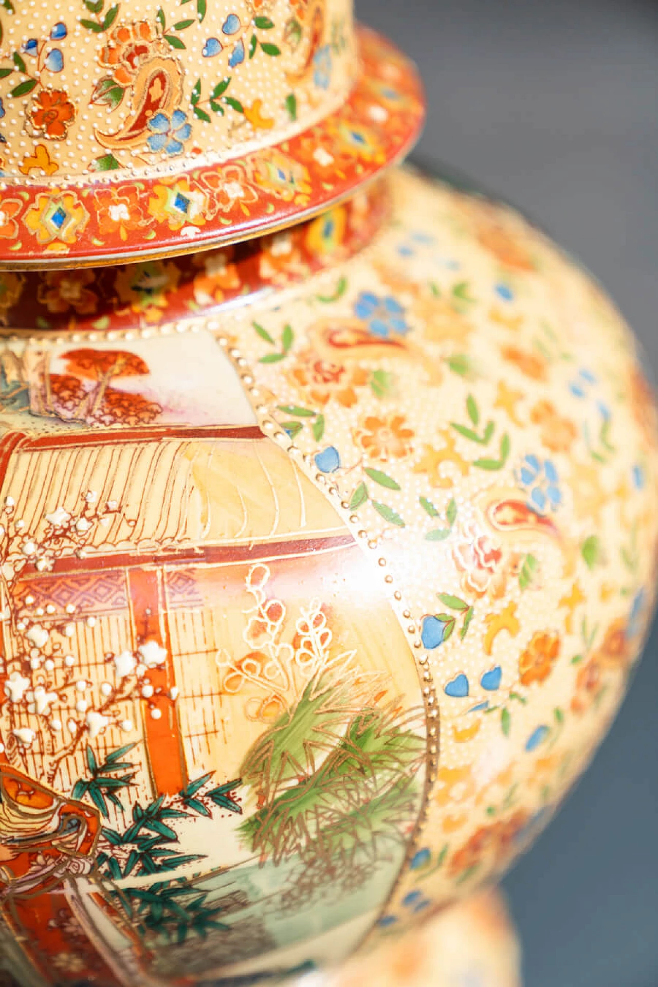 Coppia di vasi cinesi in ceramica decorati a mano di Royal Satsuma, anni '60 5