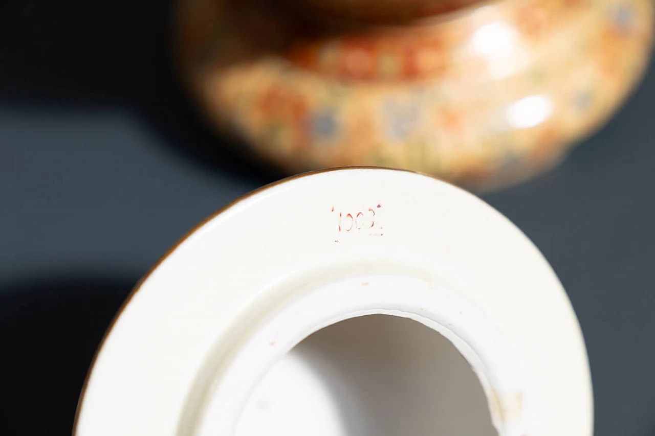 Coppia di vasi cinesi in ceramica decorati a mano di Royal Satsuma, anni '60 8