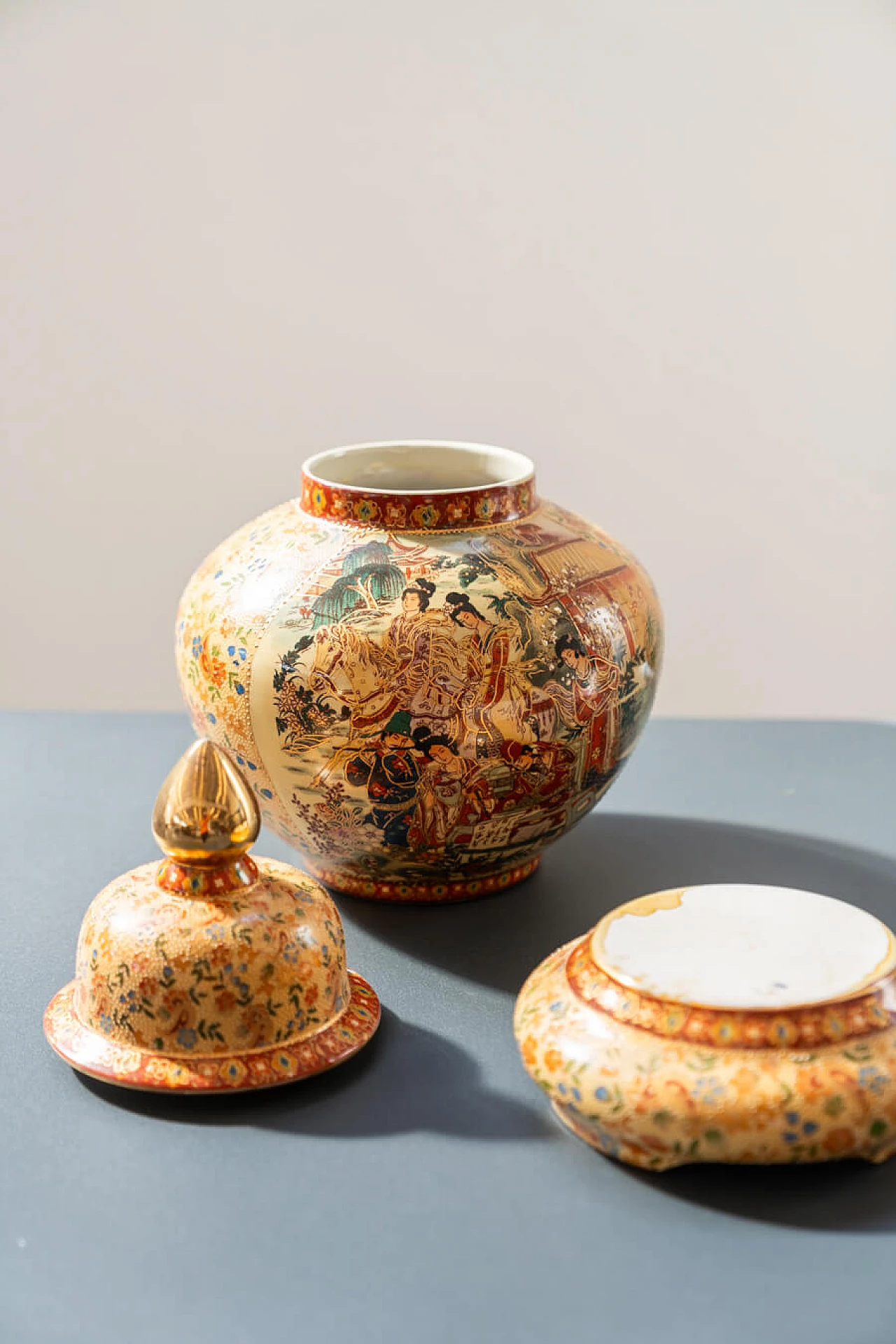 Coppia di vasi cinesi in ceramica decorati a mano di Royal Satsuma, anni '60 12