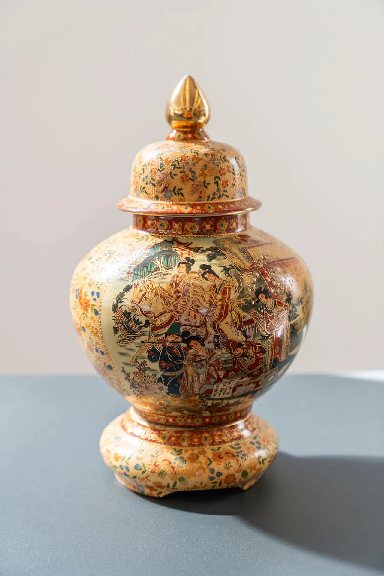 Coppia di vasi cinesi in ceramica decorati a mano di Royal Satsuma, anni '60 13
