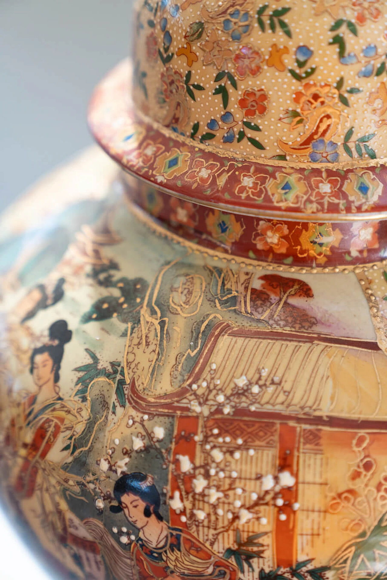 Coppia di vasi cinesi in ceramica decorati a mano di Royal Satsuma, anni '60 16