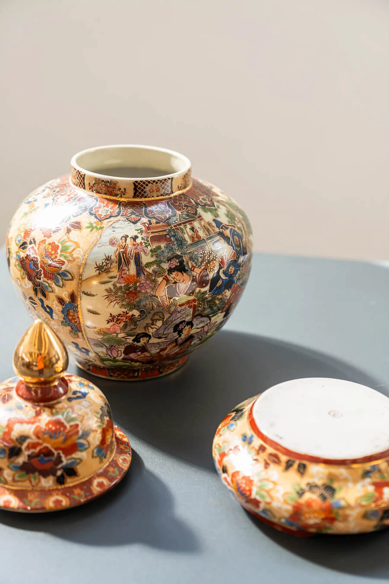 Coppia di vasi cinesi in ceramica decorati a mano di Royal Satsuma, anni '60 17