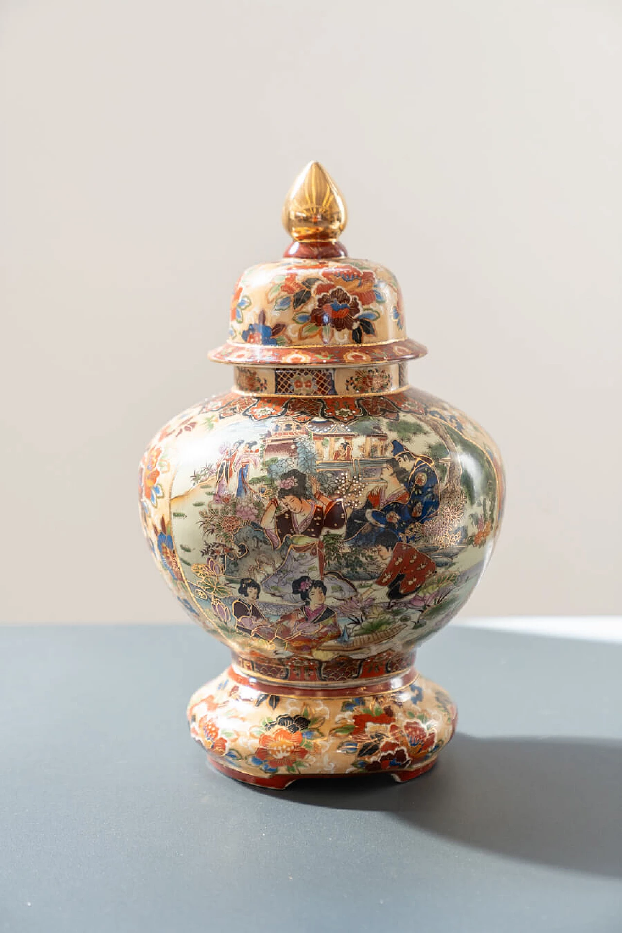 Coppia di vasi cinesi in ceramica decorati a mano di Royal Satsuma, anni '60 21