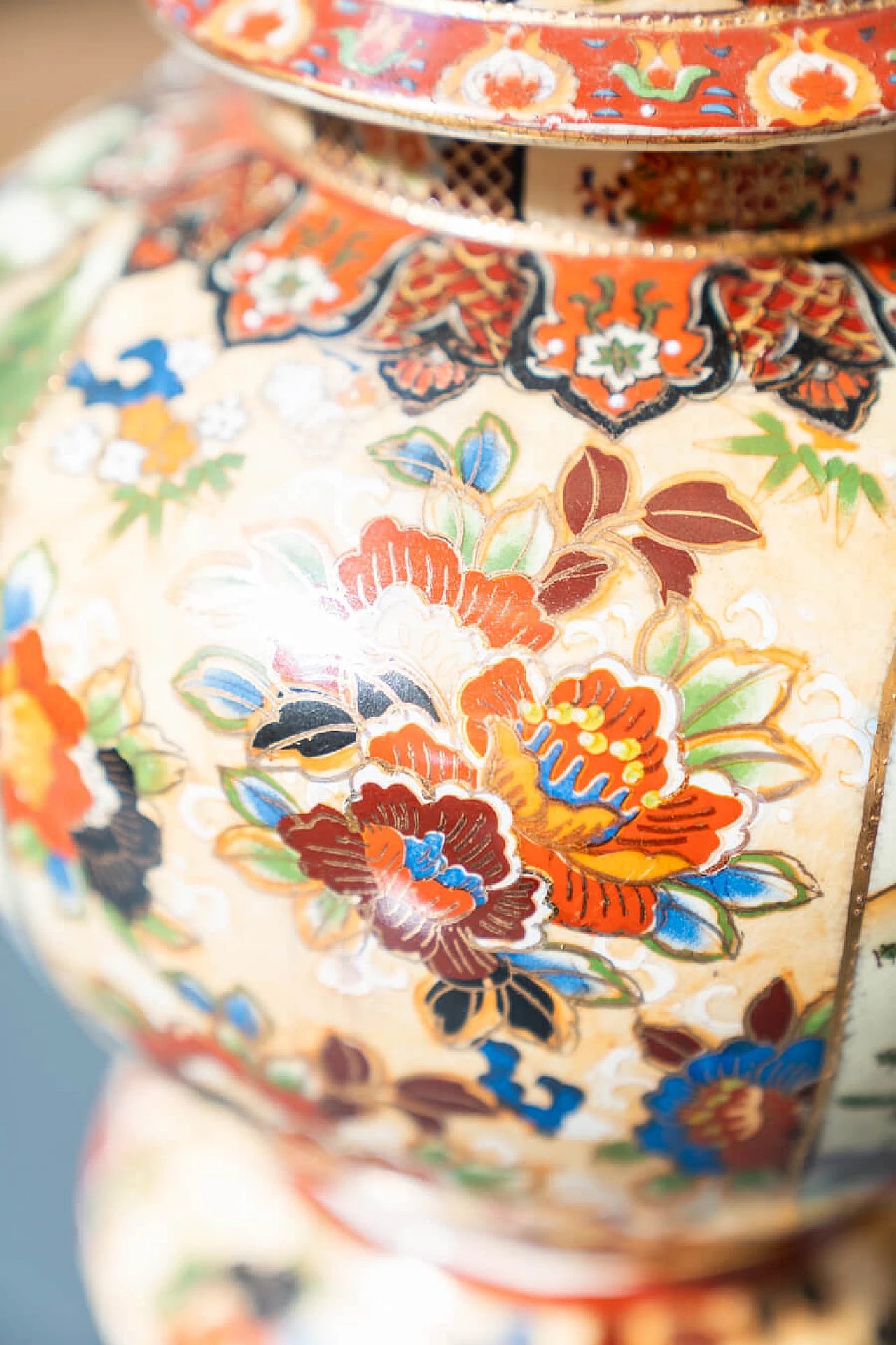 Coppia di vasi cinesi in ceramica decorati a mano di Royal Satsuma, anni '60 22