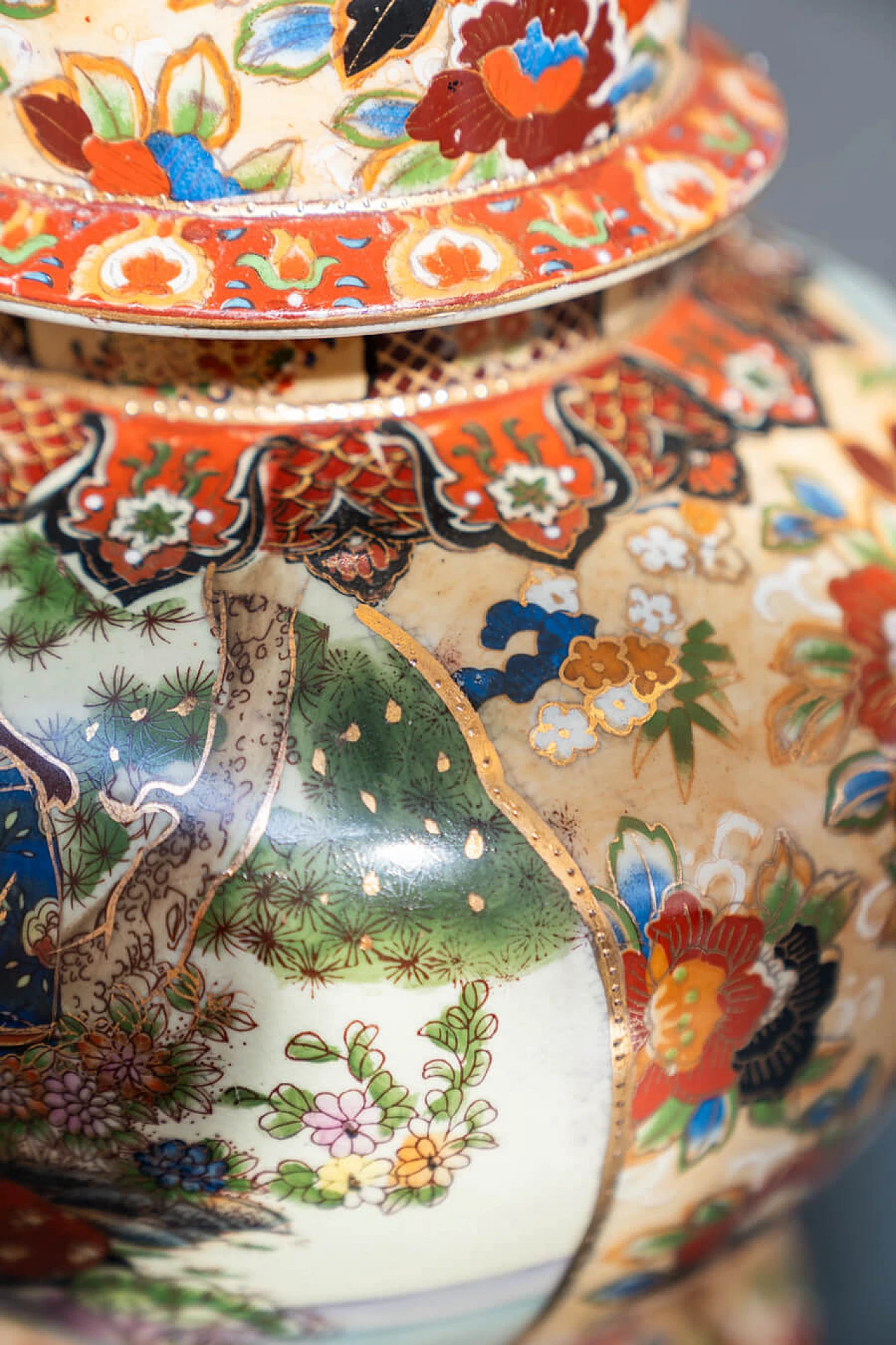 Coppia di vasi cinesi in ceramica decorati a mano di Royal Satsuma, anni '60 23