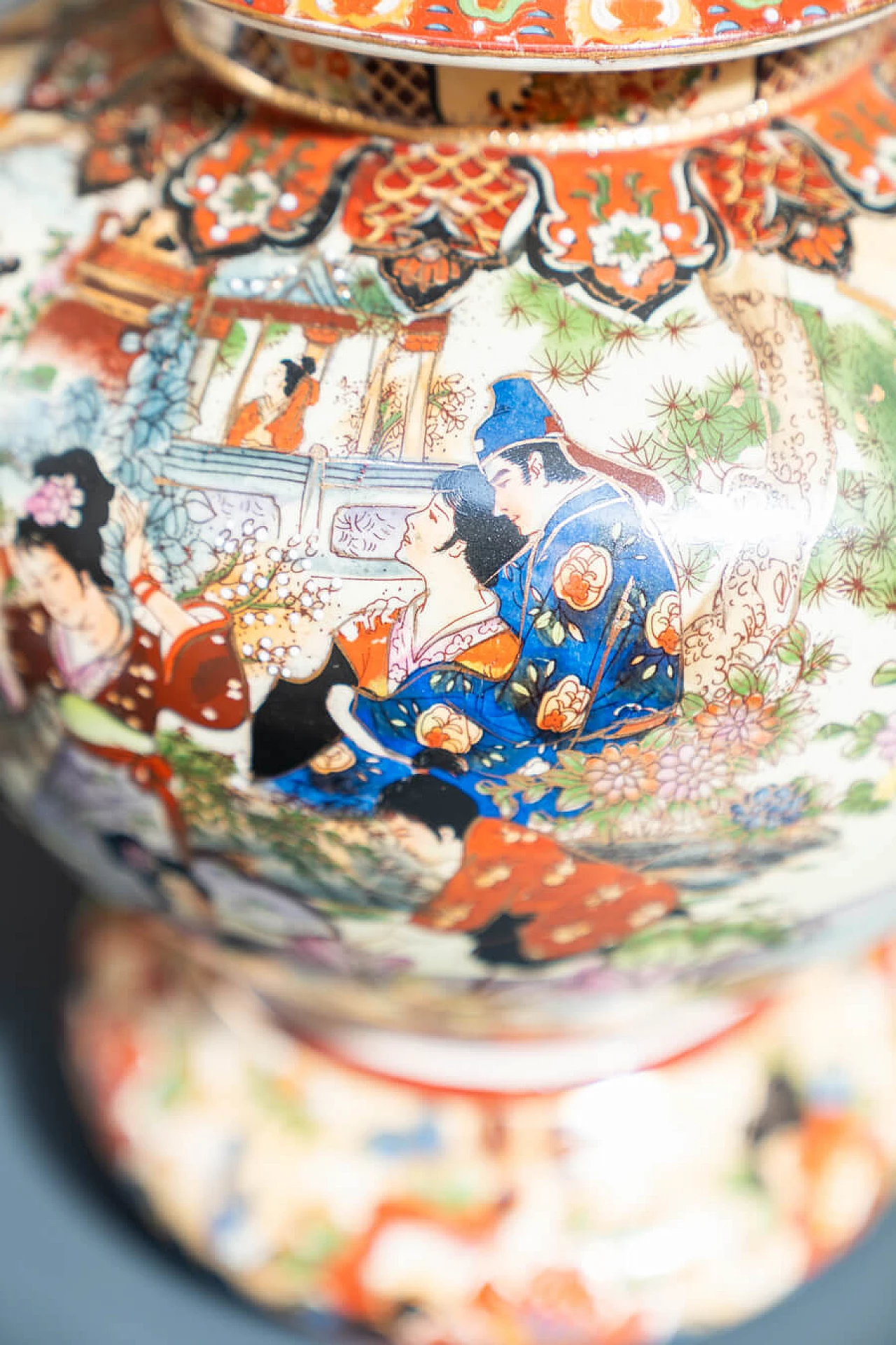 Coppia di vasi cinesi in ceramica decorati a mano di Royal Satsuma, anni '60 24