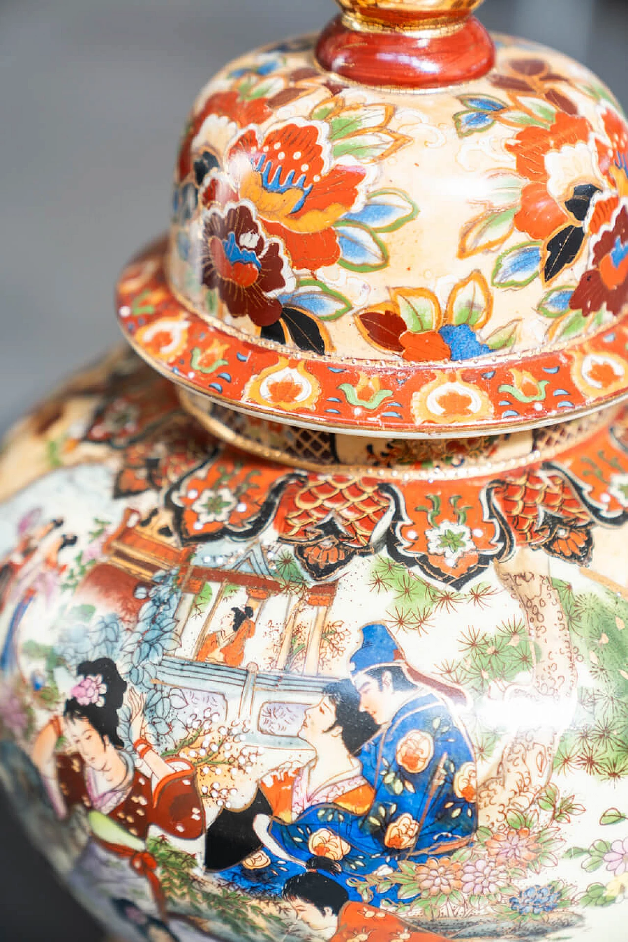 Coppia di vasi cinesi in ceramica decorati a mano di Royal Satsuma, anni '60 25