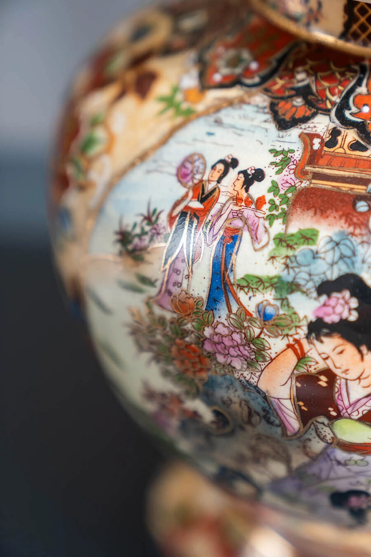 Coppia di vasi cinesi in ceramica decorati a mano di Royal Satsuma, anni '60 26