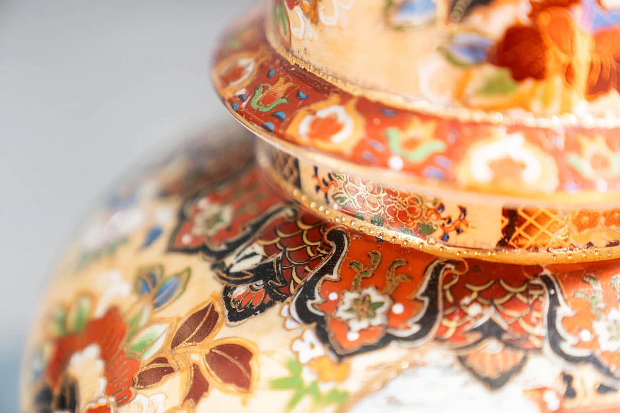 Coppia di vasi cinesi in ceramica decorati a mano di Royal Satsuma, anni '60 28