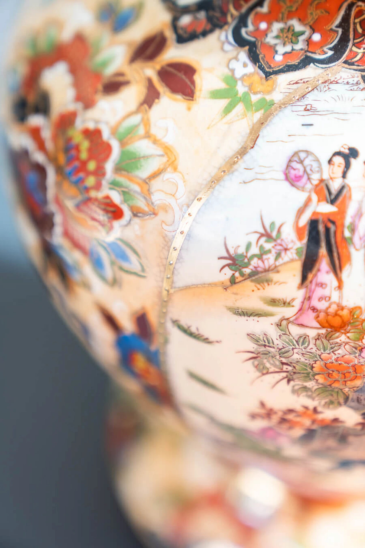 Coppia di vasi cinesi in ceramica decorati a mano di Royal Satsuma, anni '60 29