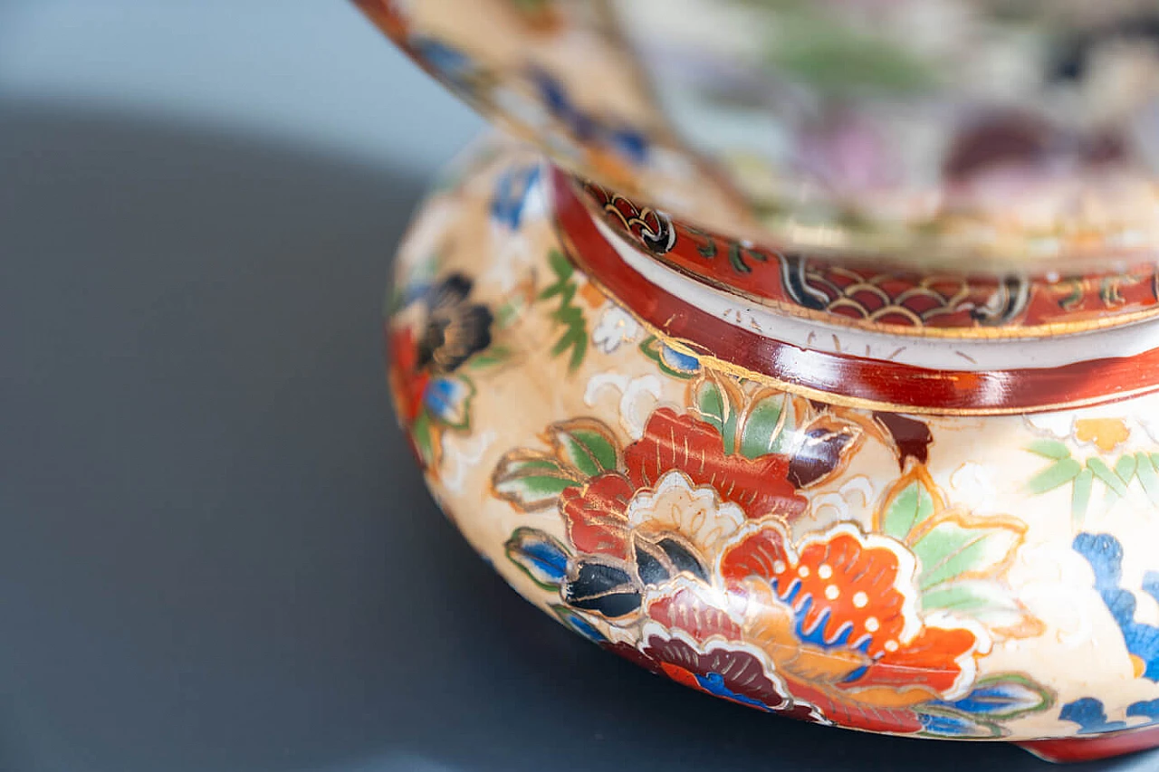 Coppia di vasi cinesi in ceramica decorati a mano di Royal Satsuma, anni '60 30