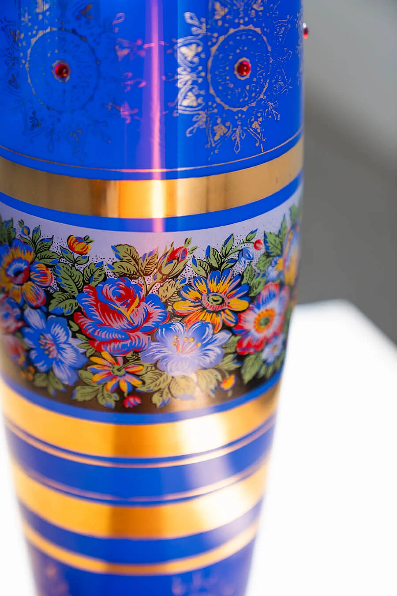 Vaso in vetro blu con decorazioni policrome e dorate 7